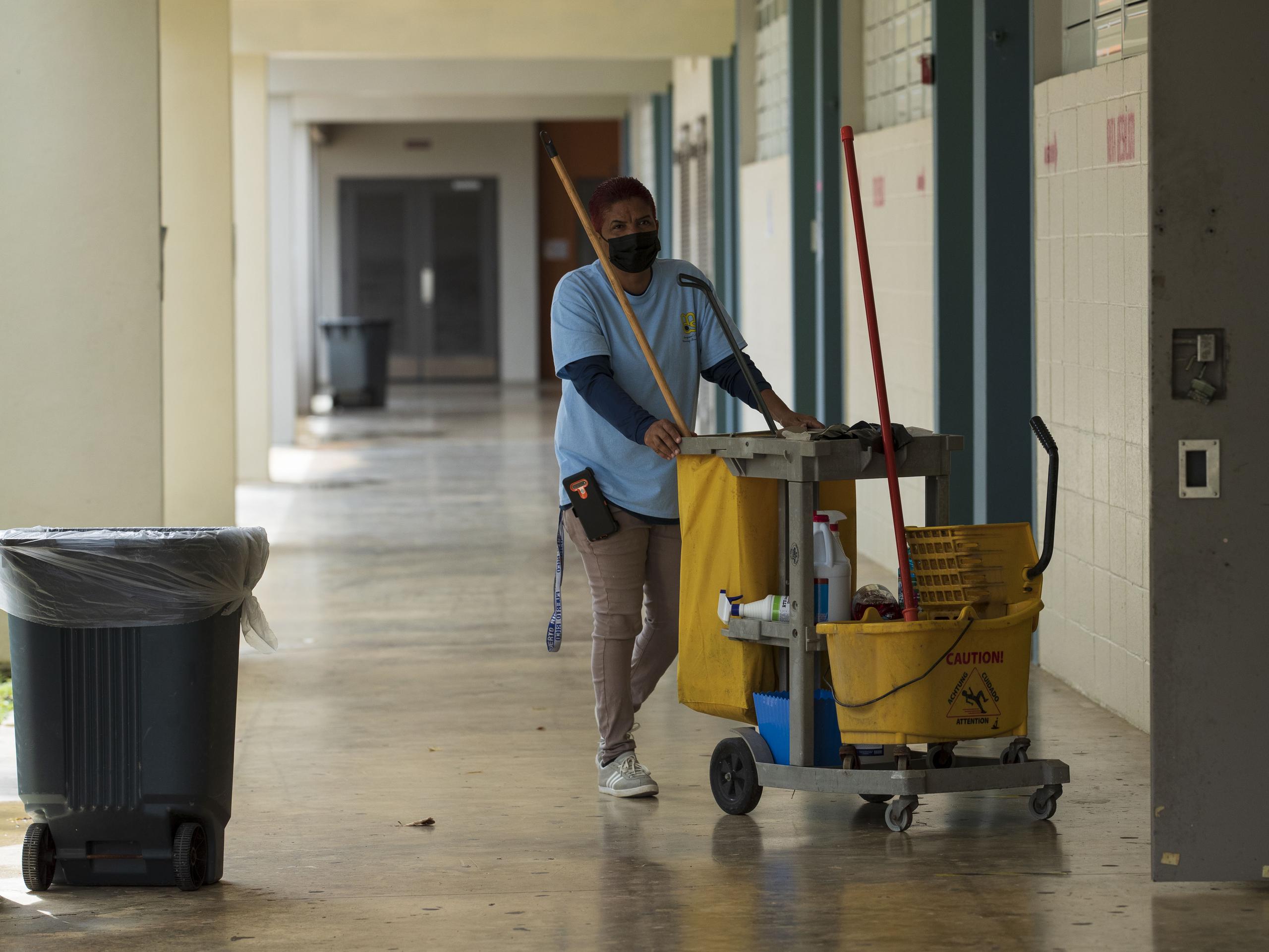 Educación contrató más conserjes para que cada escuela tenga cinco personas a cargo de la limpieza diaria.