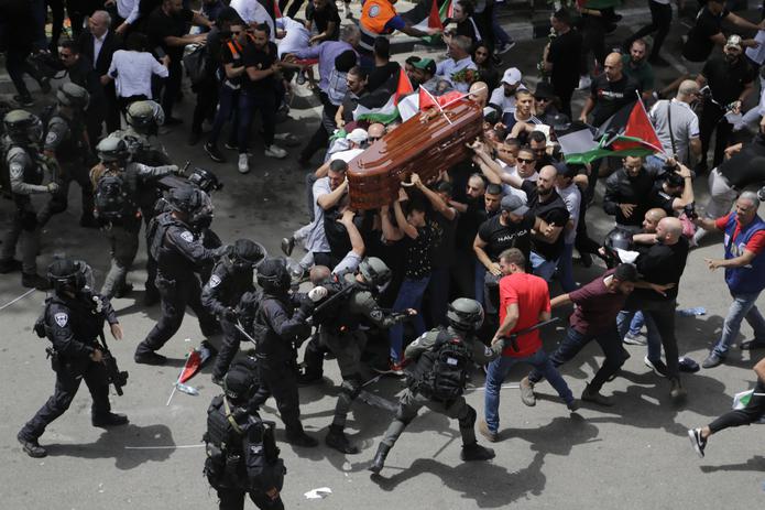 La policía israelí confrontó a los dolientes cuando llevaban ayer viernes el ataúd de la veterana periodista Shireen Abu Akleh durante el funeral en Jerusalén.