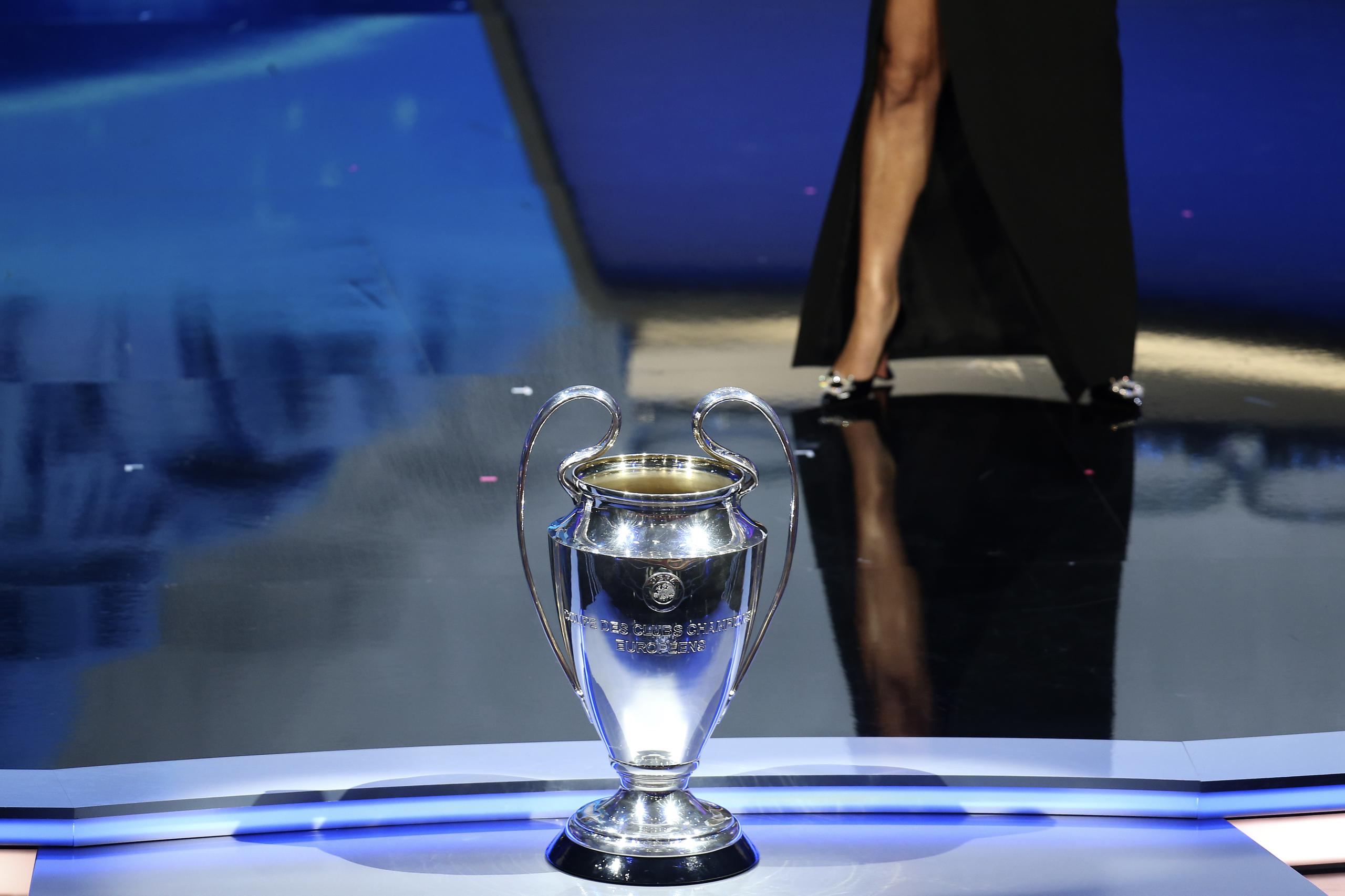 El trofeo de la Liga de Campeones durante el sorteo de la fase de grupos, el jueves 26 de agosto de 221, en Estambul.