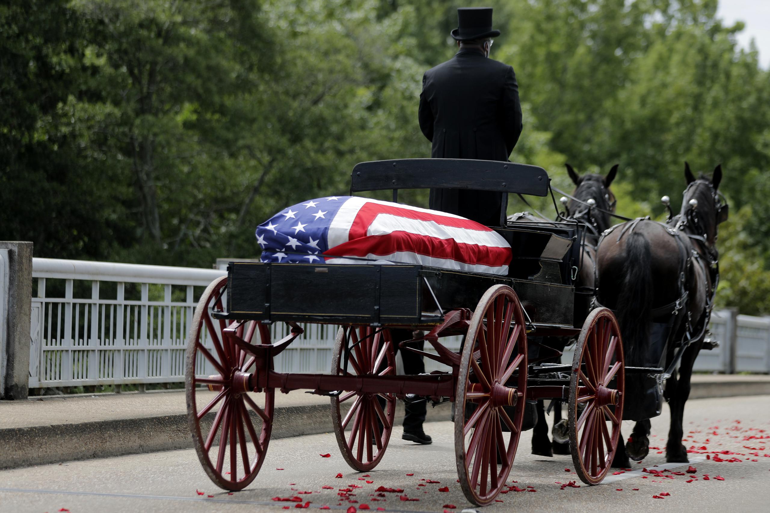 Una carroza fúnebre tirada por caballos recorrió la ruta desde Selma, y cruzó el puente donde el congresista John Lewis quedó ensangrentado en medio de una manifestación pacífica cuando era activista pro derechos civiles.
