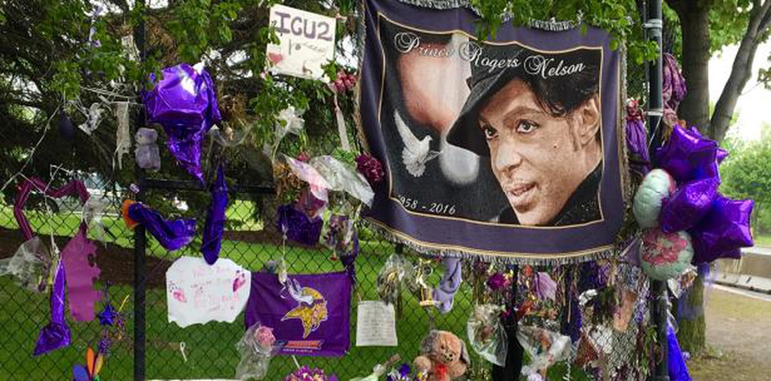 Prince tenía 57 años cuando fue hallado solo e inconsciente en un elevador de su casa en Paisley Park el 21 de abril del año pasado. (Archivo)