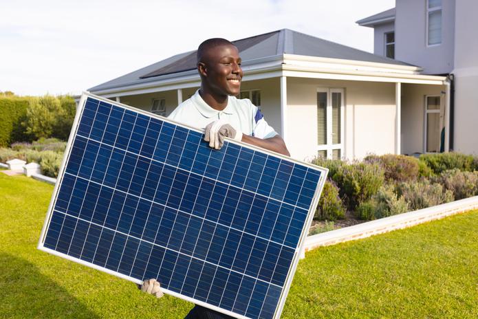 Cada individuo debe evaluar si posee los recursos para comprar artículos que operen con energía solar.