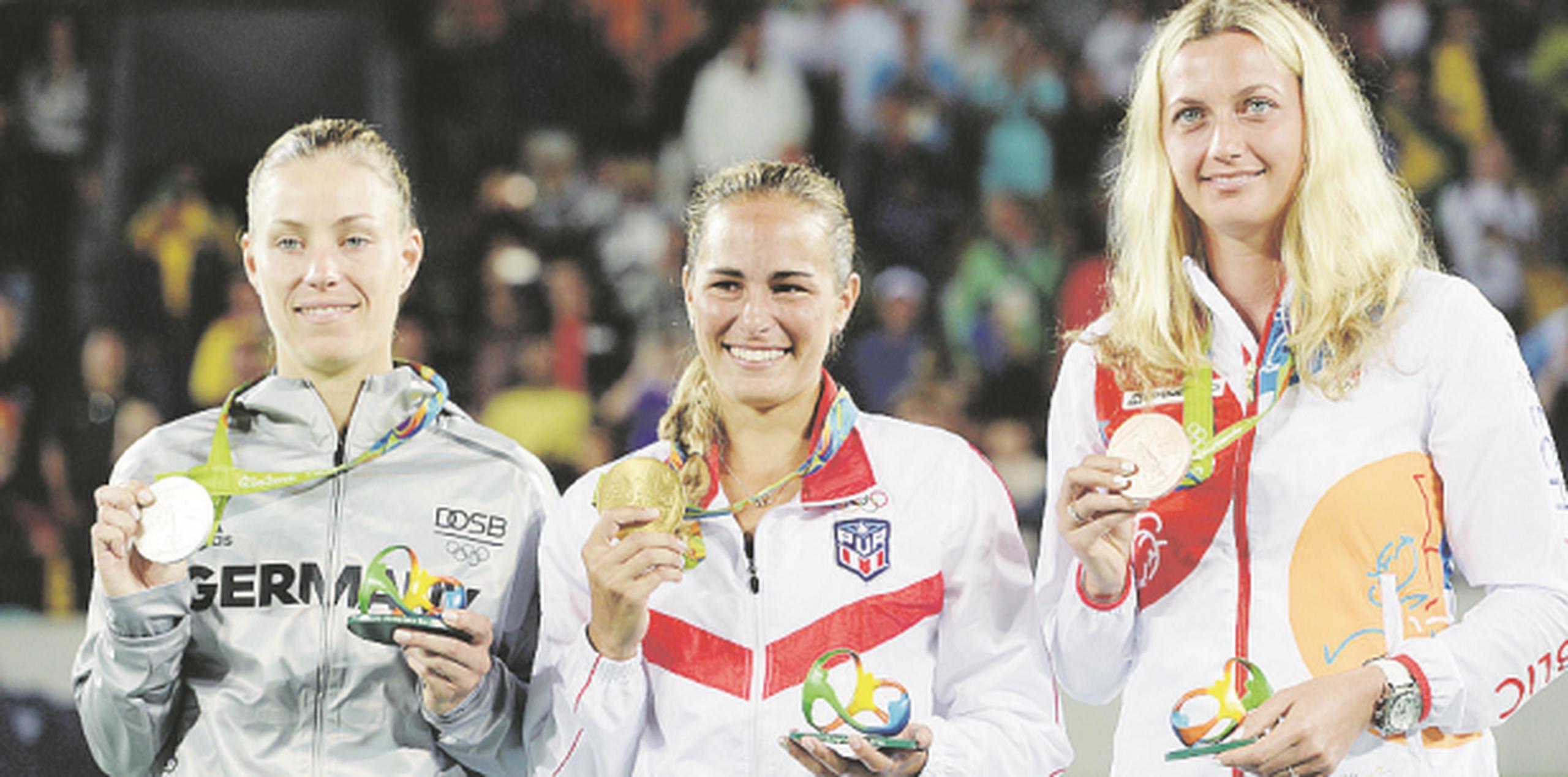 Mónica Puig, al centro, muestra su medalla de oro tras la premiación. Le acompañan, a la izquierda, Angelique Kerber, y Petra Kvitova, con sus respectivas medallas de plata y bronce. Ambas fueron superadas por Puig. (Archivo / andre.kang@gfrmedia.com)
