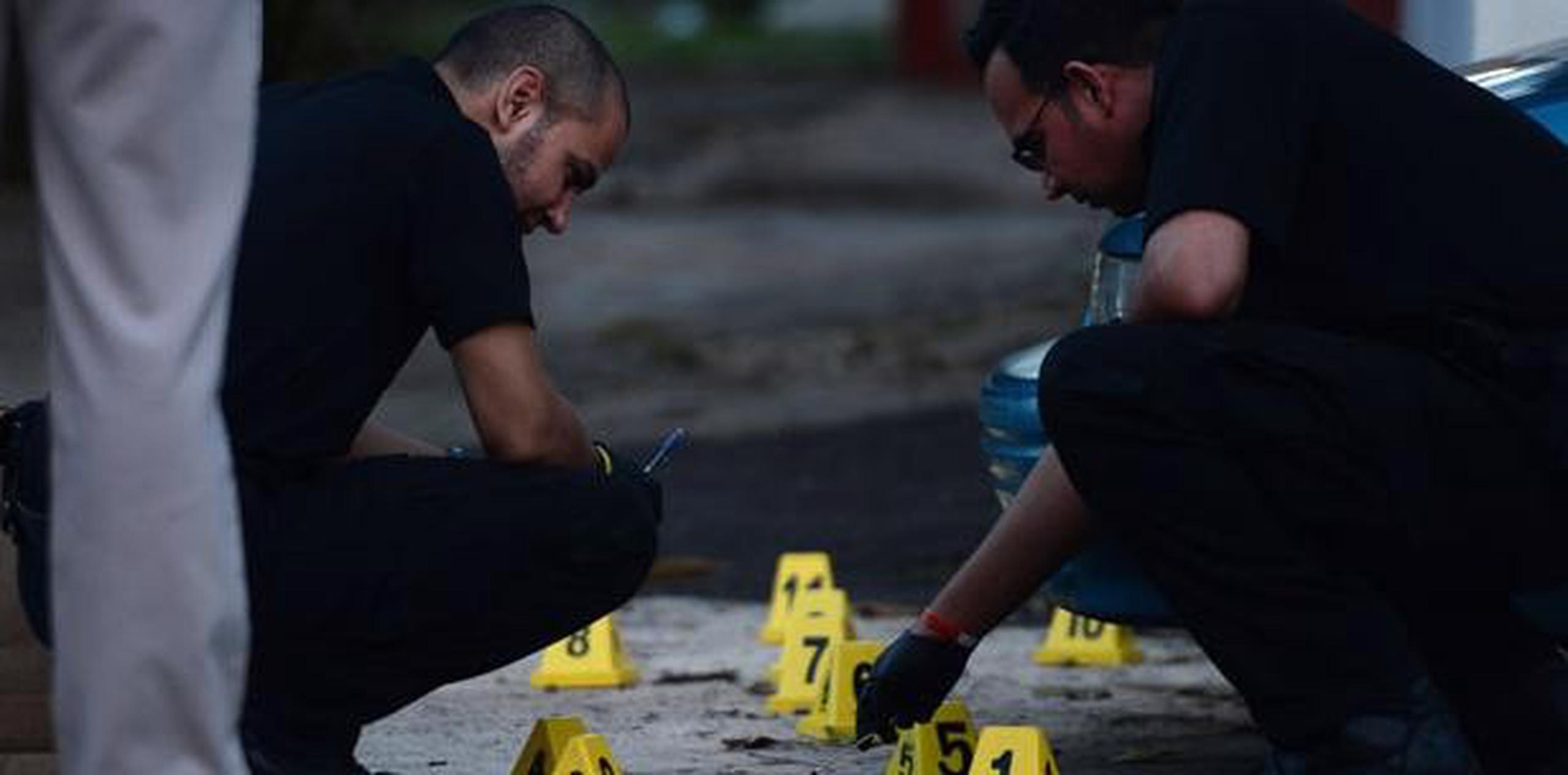En el lugar de uno uno de los crimenes se recuperaron como evidencia 18 casquillos de bala calibre 9 milímetros. (Archivo)