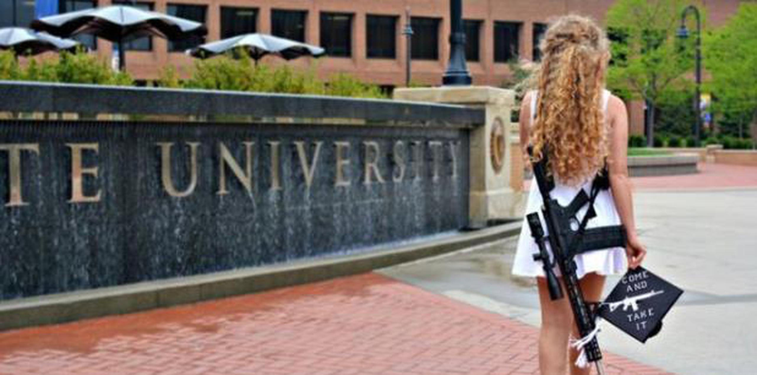Kaitlin Bennett atrajo la atención en la primavera cuando publicó en las redes sociales una foto que la muestra con un rifle en el campus. (Twitter)