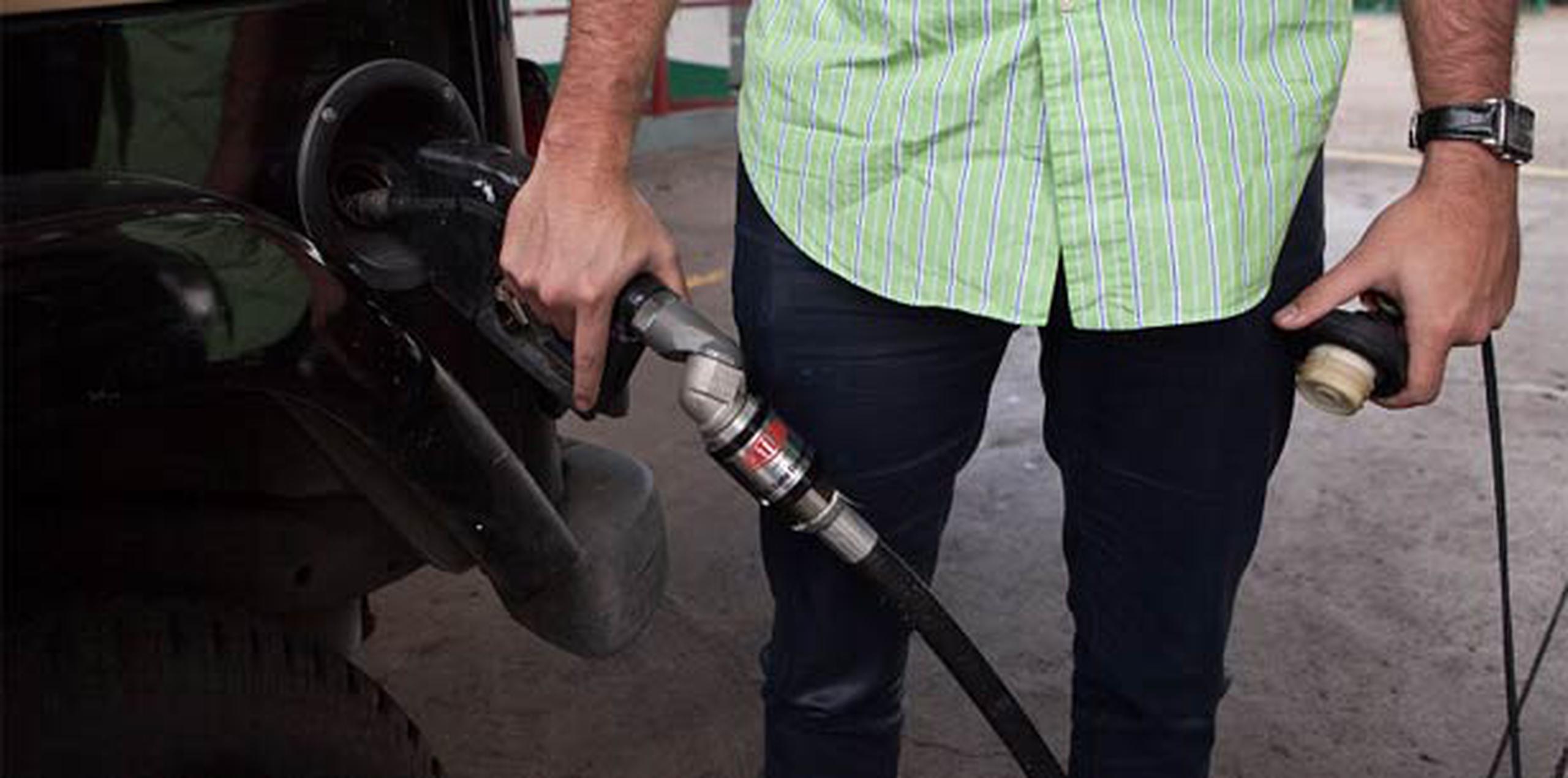 Darle al vehículo el mantenimiento requerido ayuda a economizar gasolina y a limpiar el sistema del motor. (Archivo)