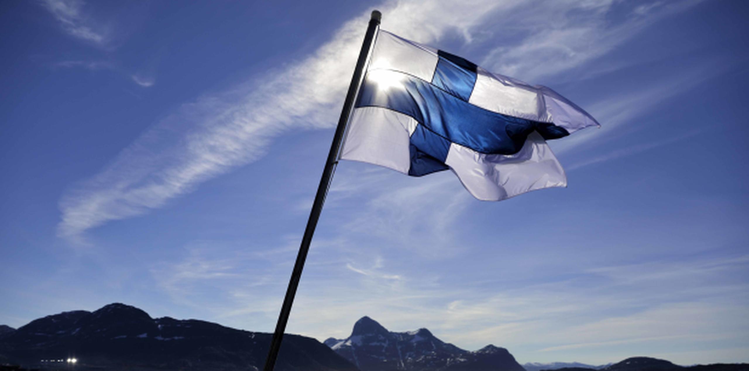 Una bandera del país nórdico ondea a bordo del rompehielos finlandés. (AP)