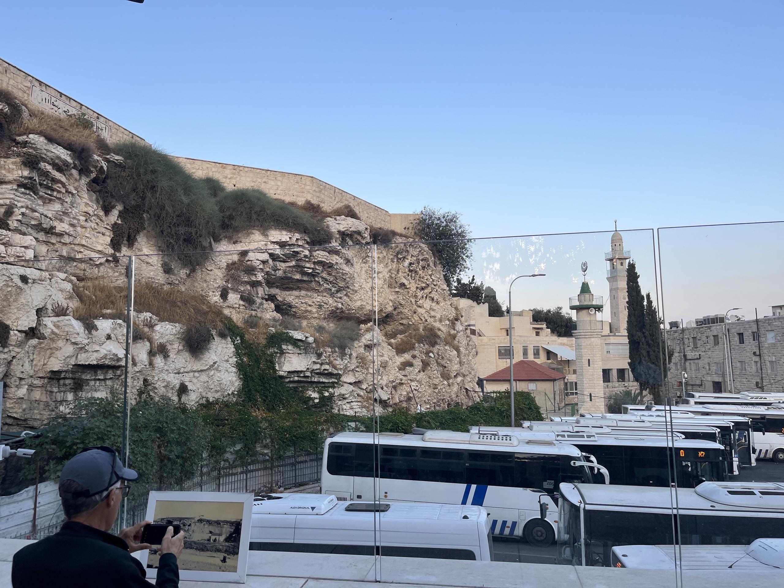 Lugar en Jerusalén donde se cree que era el Gólgota en los tiempos de Jesús. Mirándose desde un ángulo en particular, esta ladera rocosa parece ser una calavera, por eso se deriva la palabra calvario.