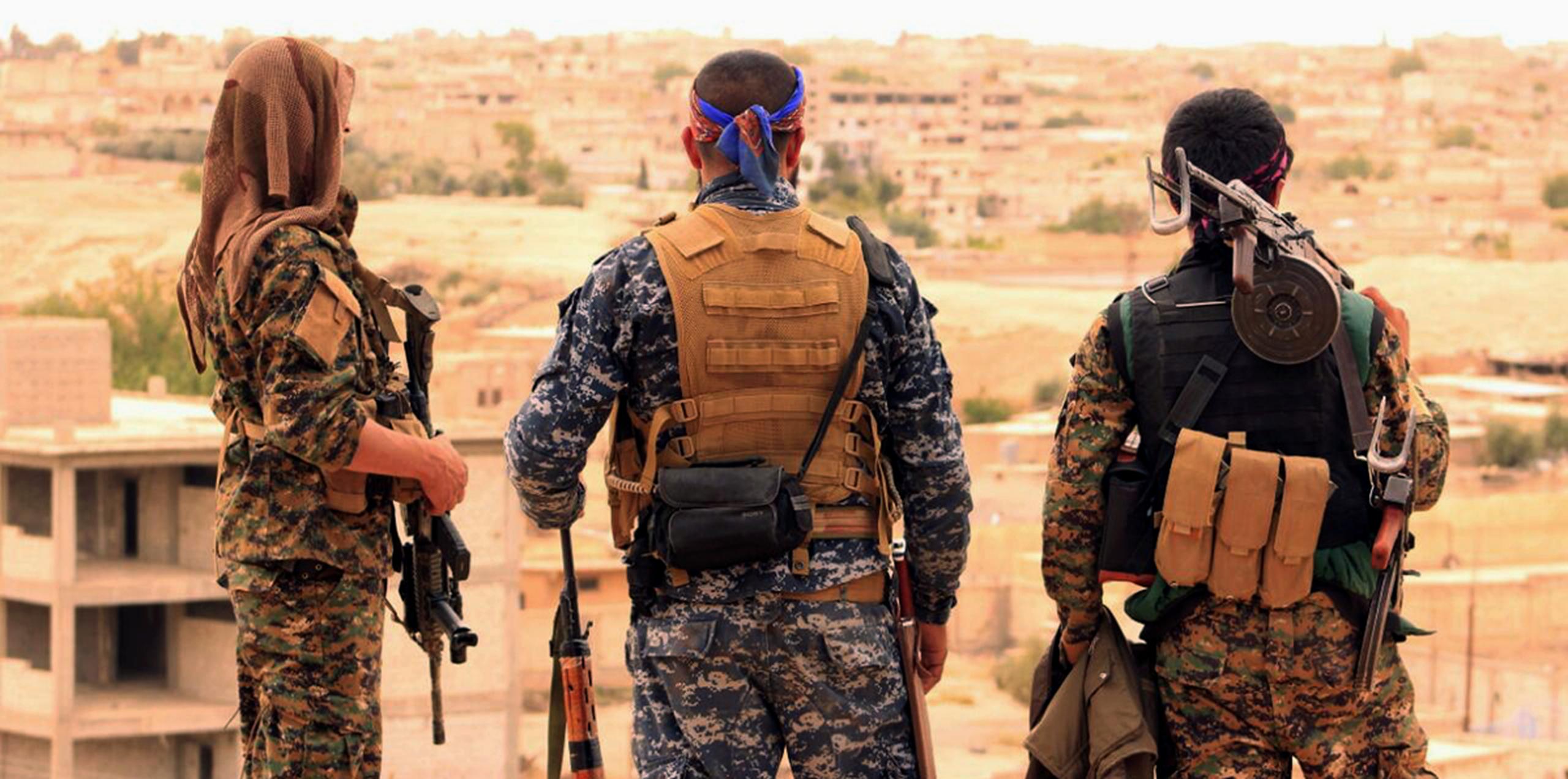 En esta imagen de archivo del 30 de abril de 2017, porporcionada por las Fuerzas Democráticas Sirias, se ven integrantes de la milicia mirando a la localidad norteña de Tabqa, Siria. (AP/Archivo)