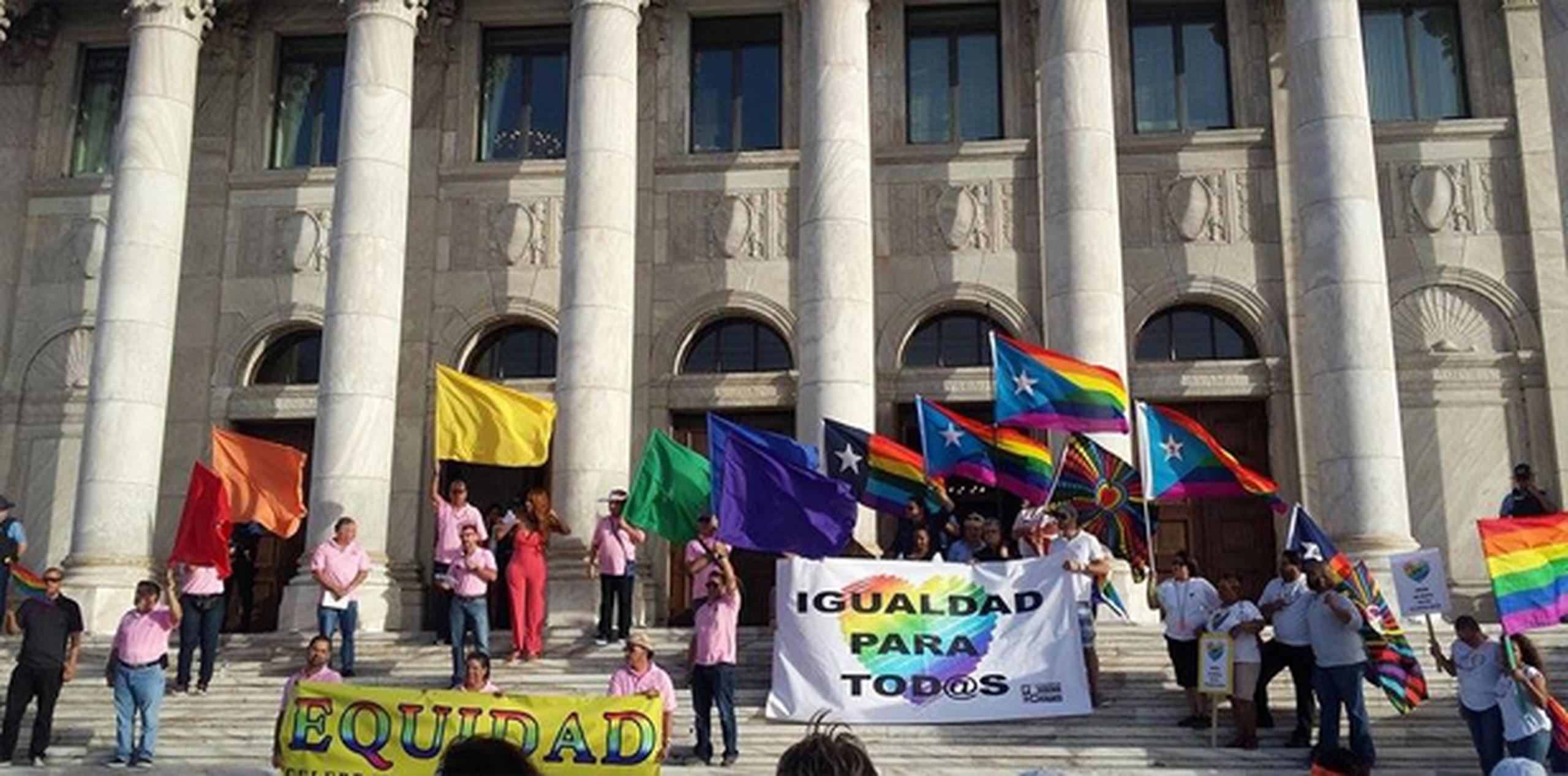 Un grupo llegó hasta el Capitolio con banderas y carteles en mano para celebrar. (glenn.santana@gfrmedia.com)