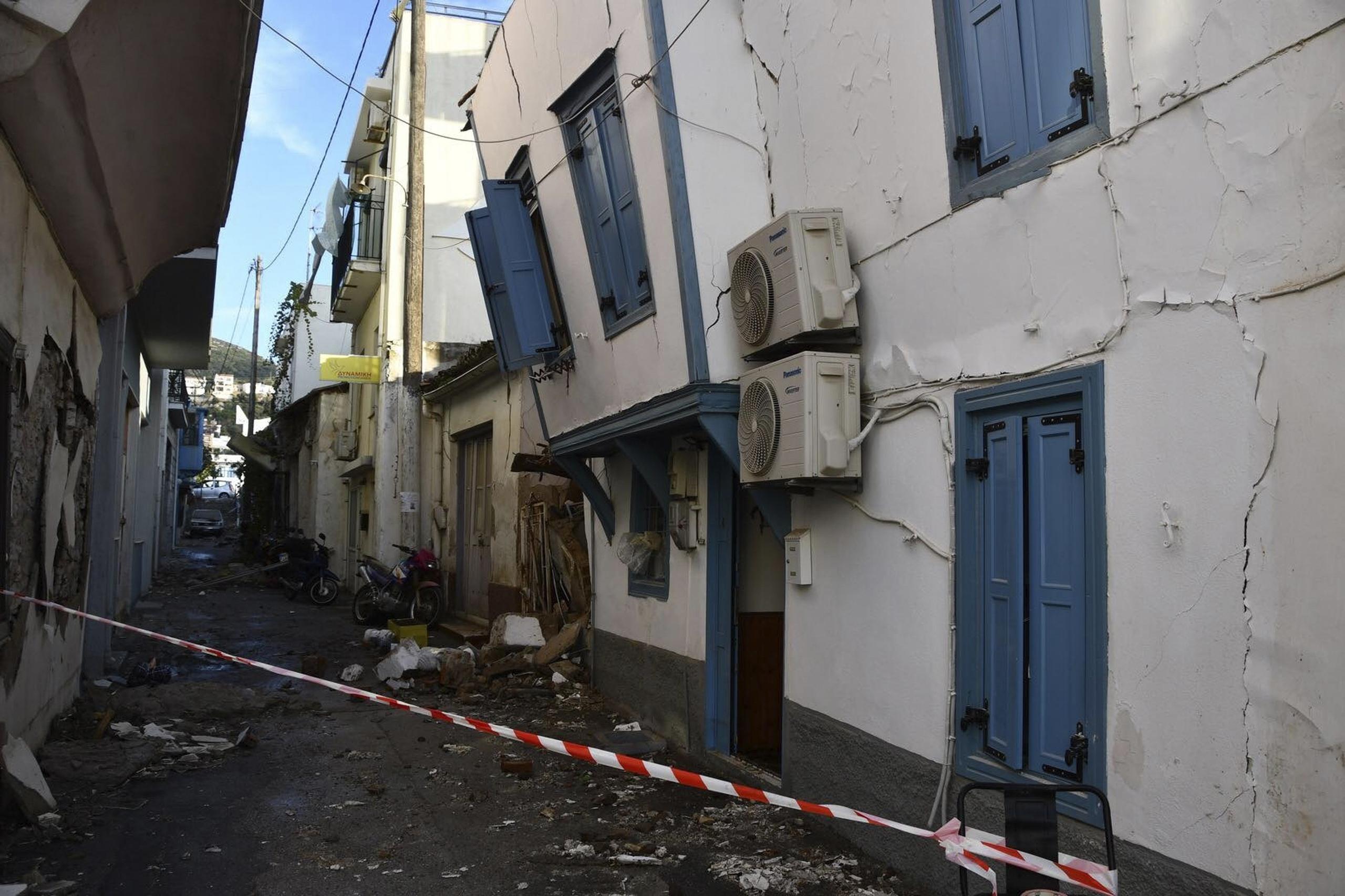 Múltiples edificio en la isla Samos en Grecia sufrieron daños extensos a causa del sismo.