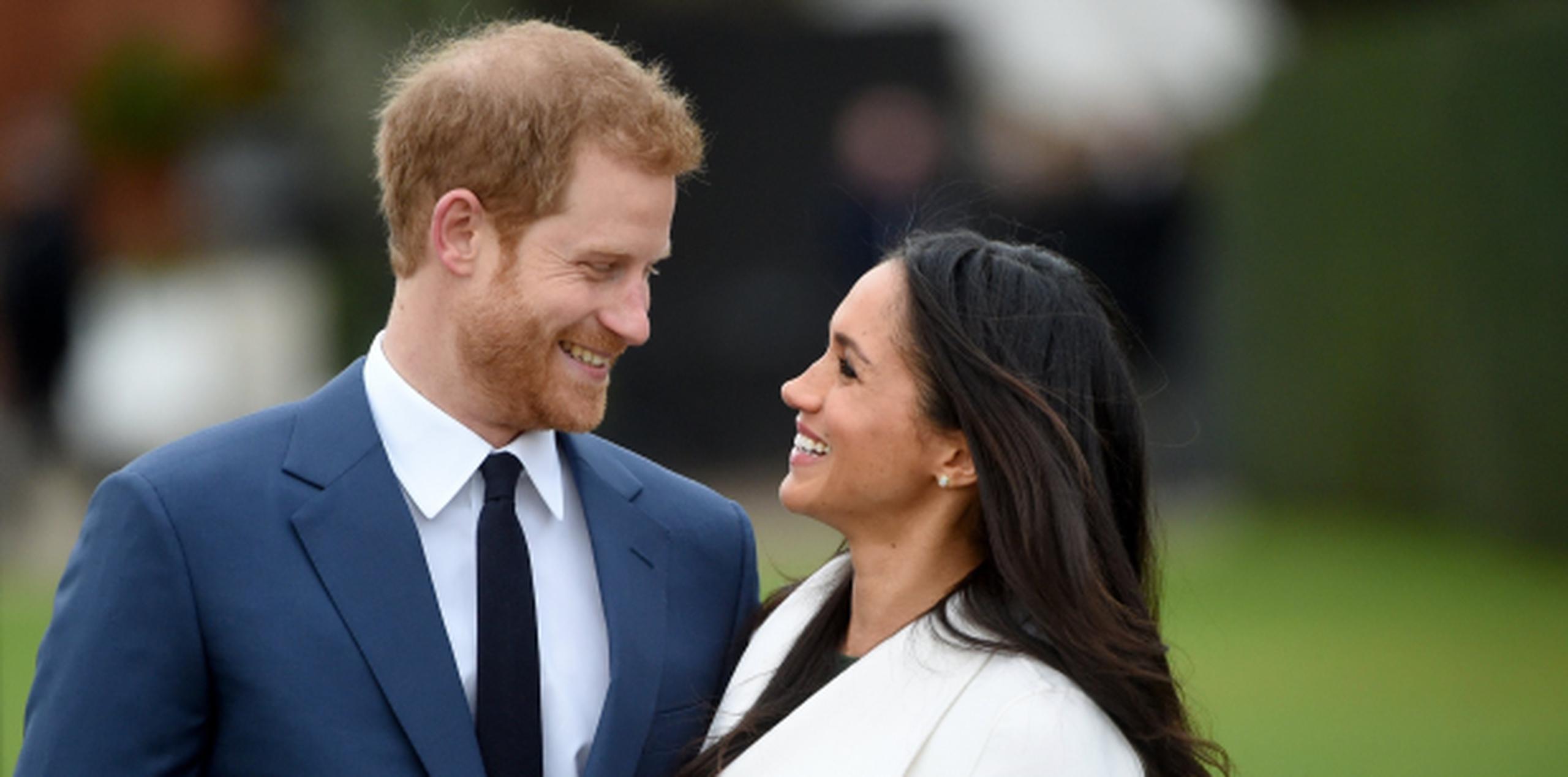 El príncipe Enrique de Inglaterra y la actriz estadounidense Meghan Markle anunciaron su compromiso en el Jardín Sunken del Palacio Kensington, en Londres, el pasado 27 de noviembre de 2017. (EFE / Facundo Arrizabalaga)