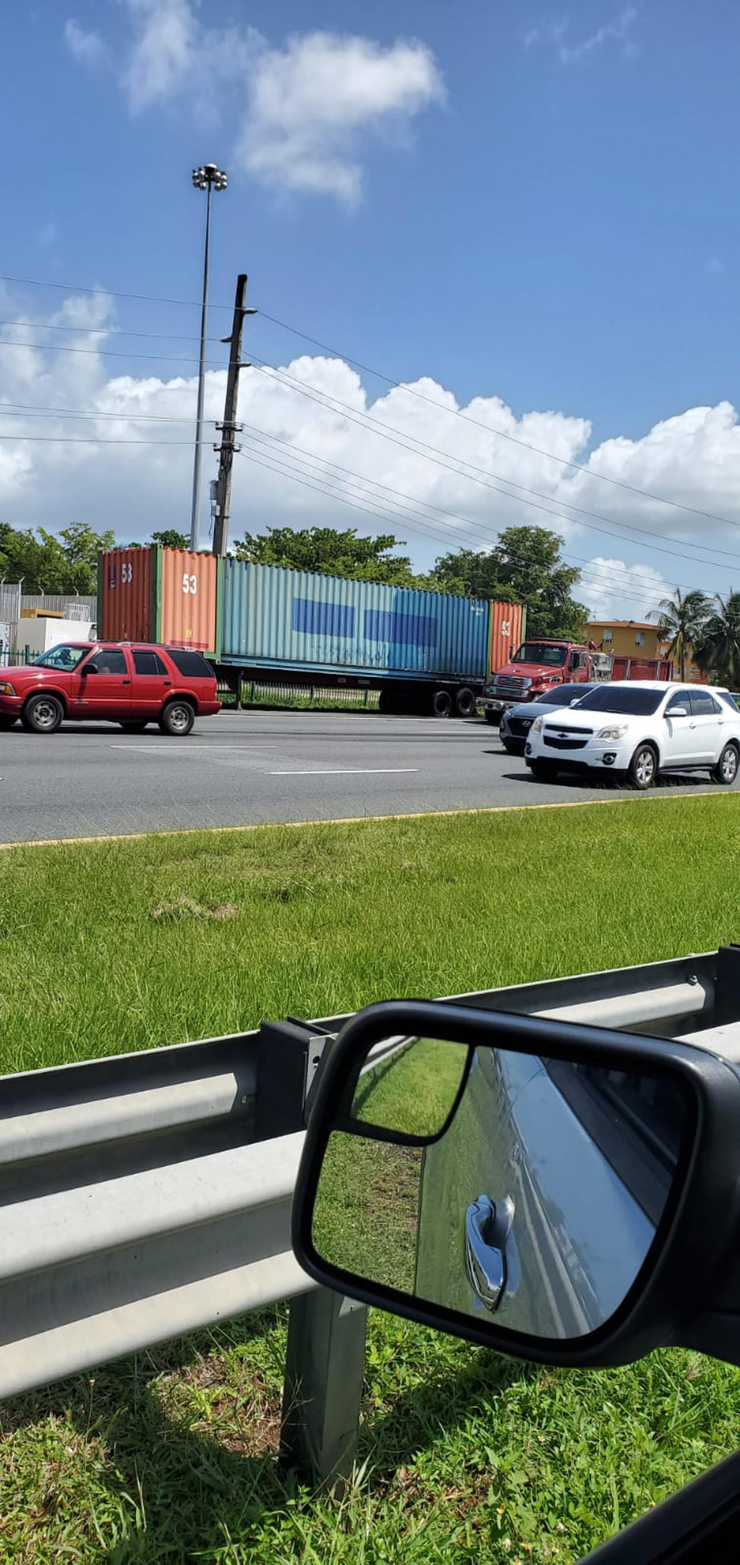 El camión está detenido en el paseo de emergencias en dirección de Bayamón a San Juan.