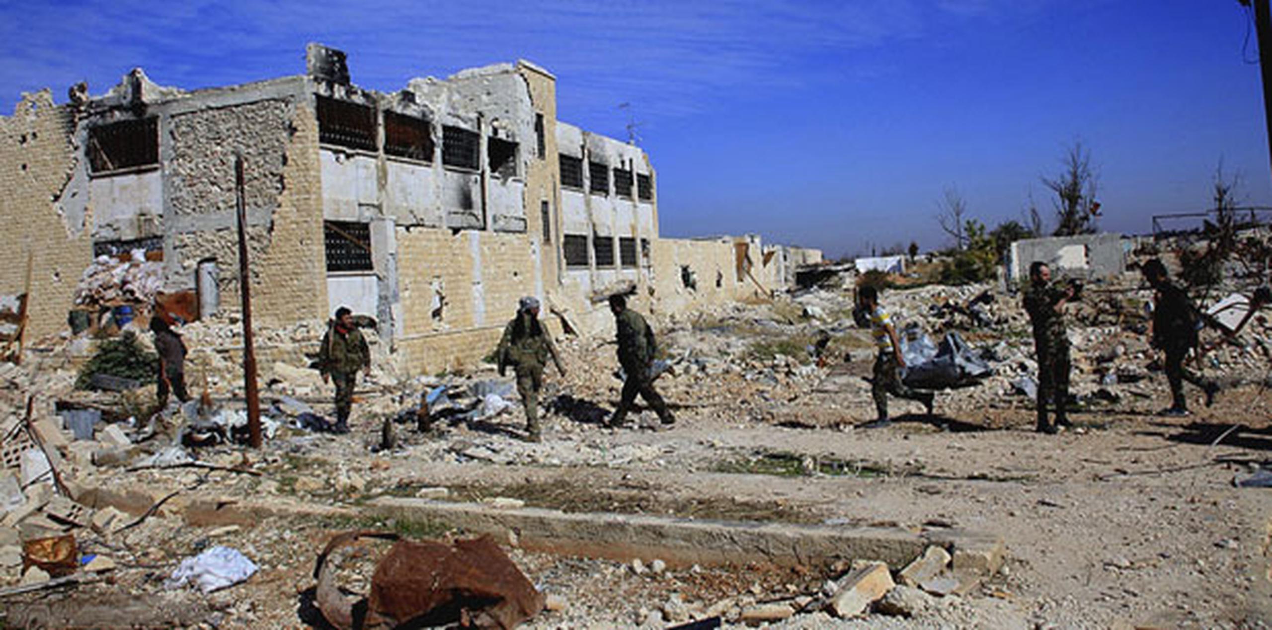 Miembros del ejército sirio caminan a través del aeropuerto militar de Kueires, en el este de la provincia de Alepo, Siria. (EFE)
