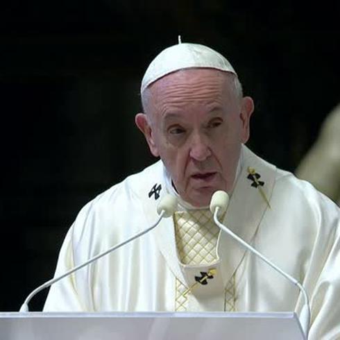 El papa rinde homenaje a curas que murieron consolando a enfermos de coronavirus
