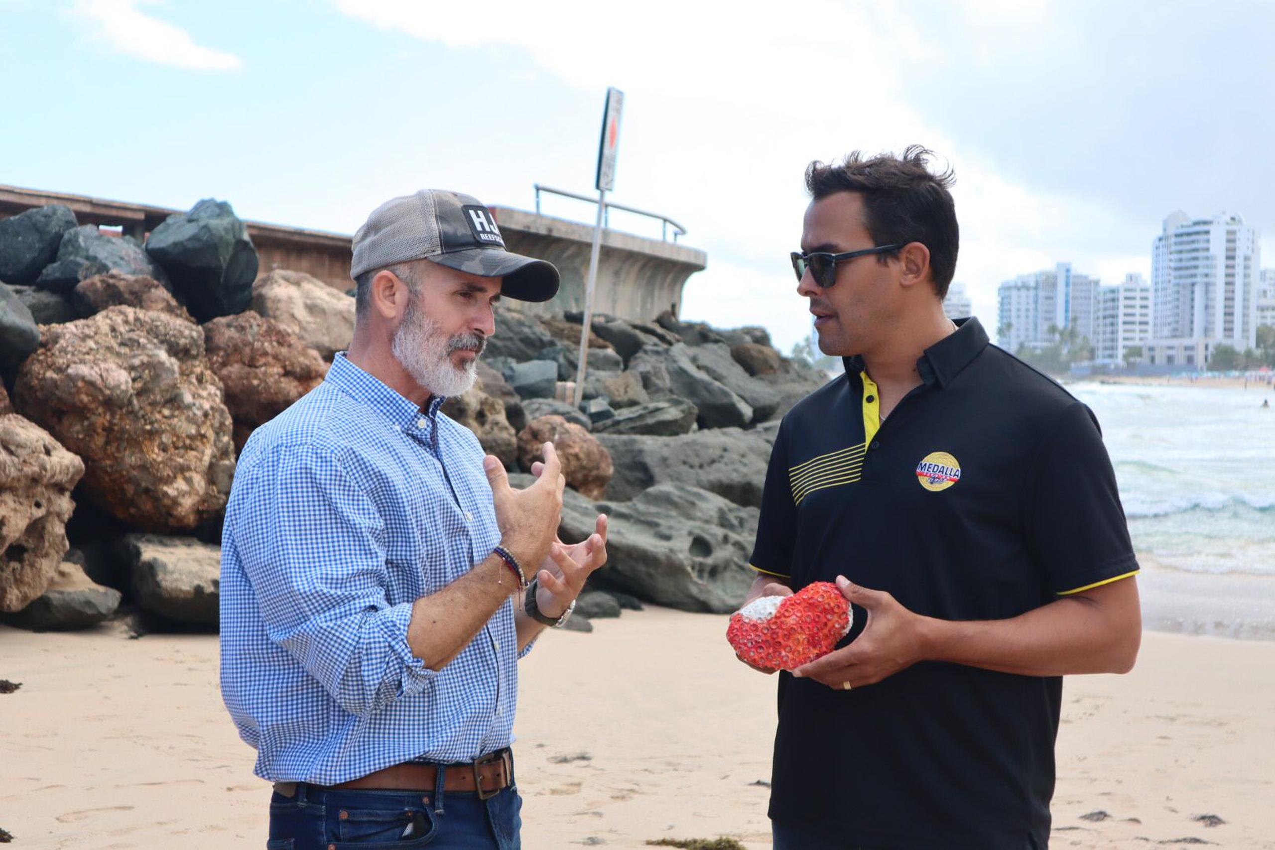El biólogo marino, Héctor Ruiz, y el principal oficial de mercadeo de Cervecera de Puerto Rico, Jorge Bracero.