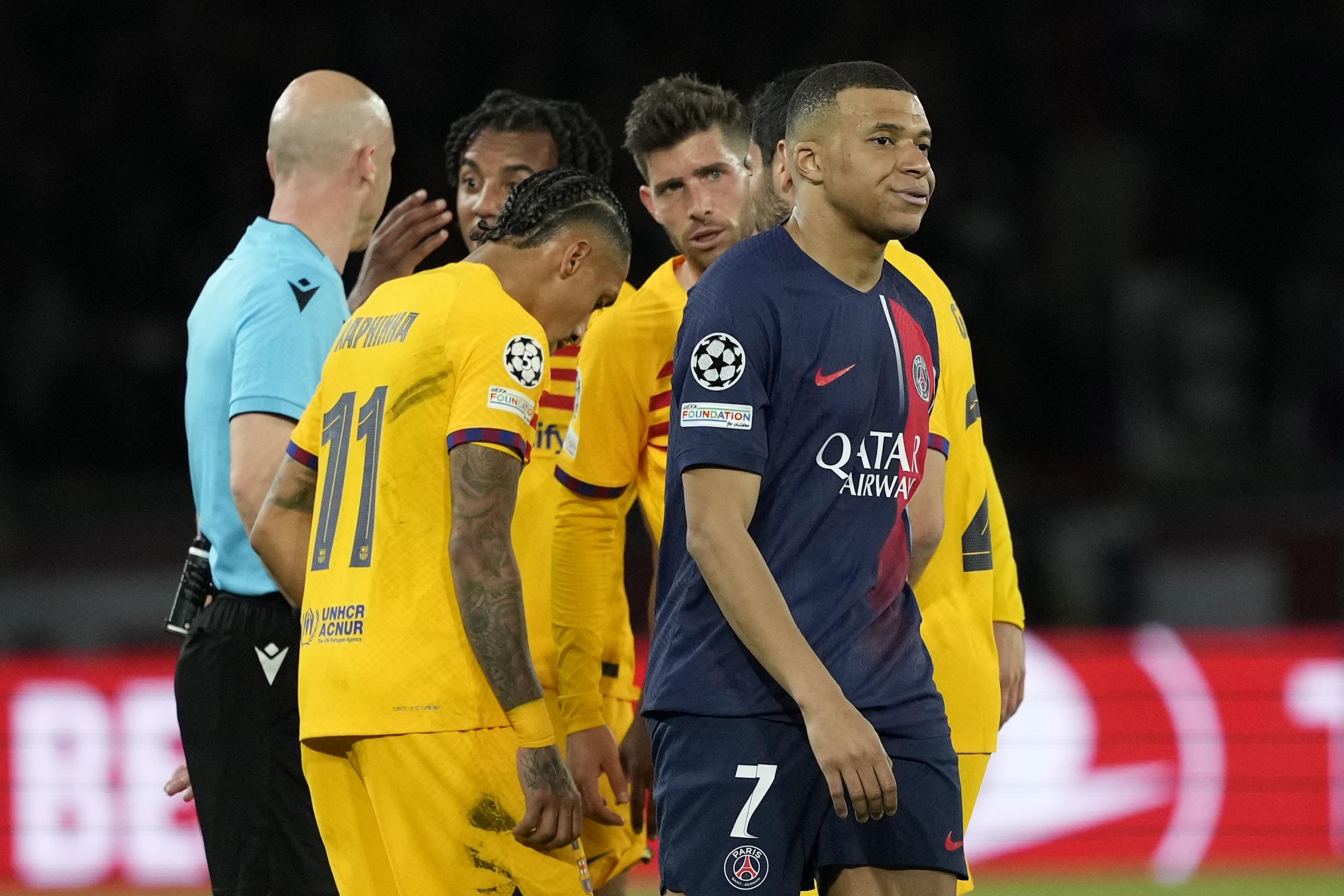 Kylian Mbappe del Paris Saint-Germain hace un gesto en el duelo de ida de los cuartos de final de la Liga de Campeones ante el Barcelona.