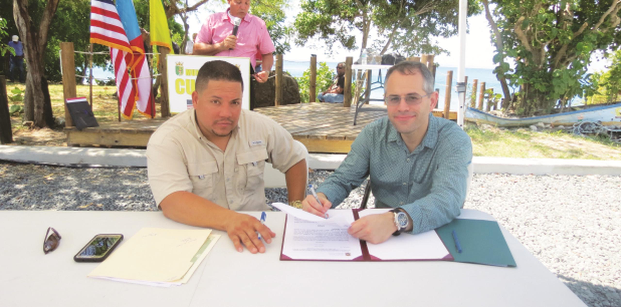 El secretario del DRNA, Nelson J. Santiago Marrero, y el alcalde William Iván Solís Bermúdez durante la firma. (Suministrada)