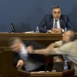 Diputado georgiano golpea en la cara a otro parlamentario en medio de debate por proyecto de ley