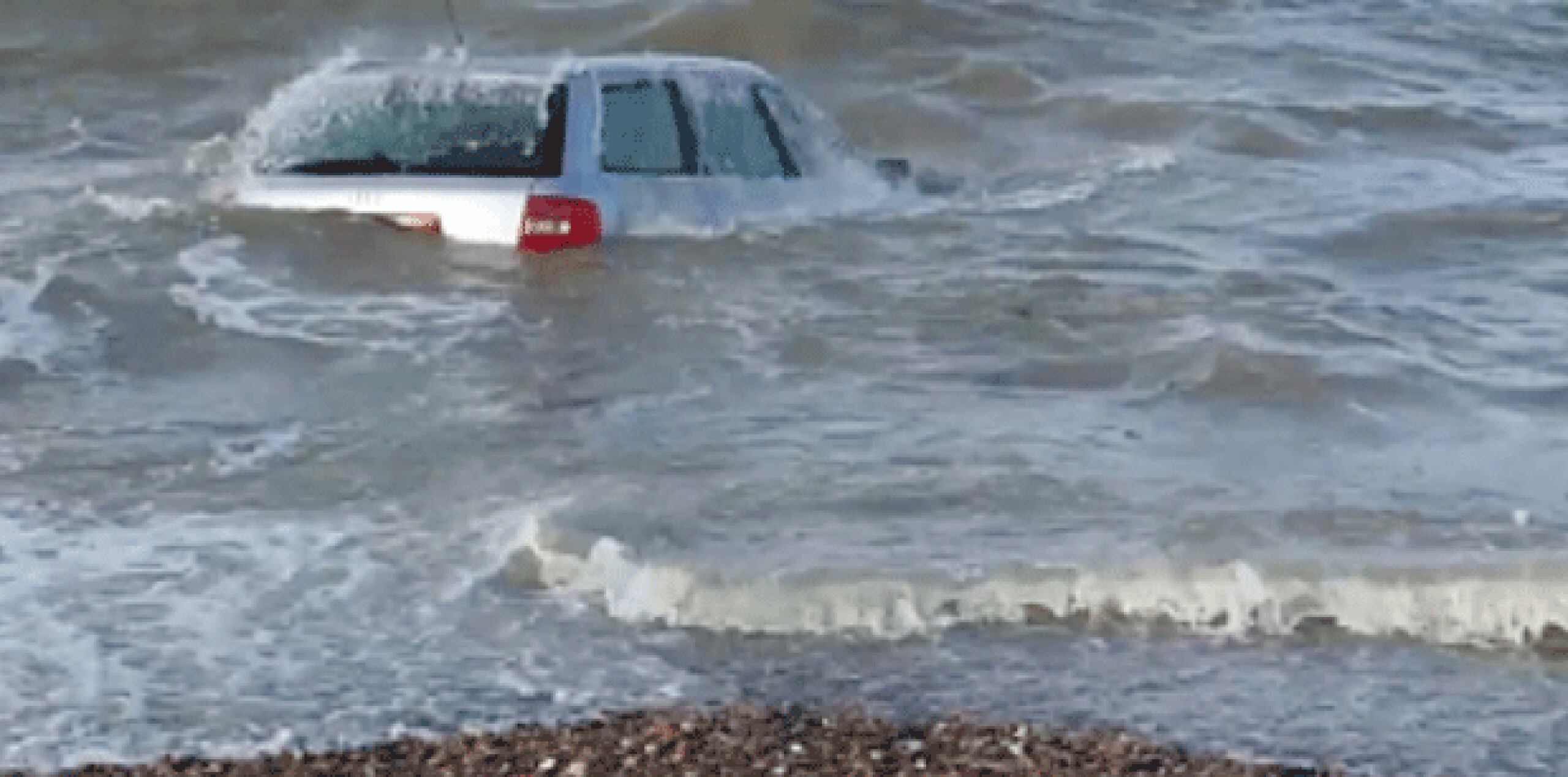 El incidente fue grabado por Phil Ravenshear, quien dijo a The Telegraph que el "mar se comió el carro".  (YouTube)