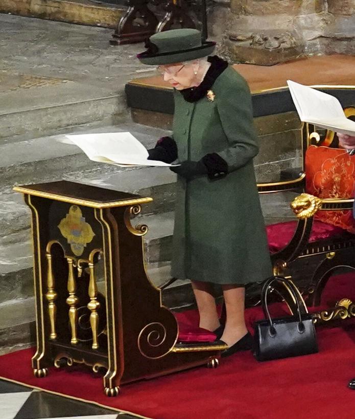 La reina Elizabeth II asiste al servicio de acción de gracias por la vida del príncipe Philip en la Abadía de Westminster, en Londres, el 29 de marzo de 2022.