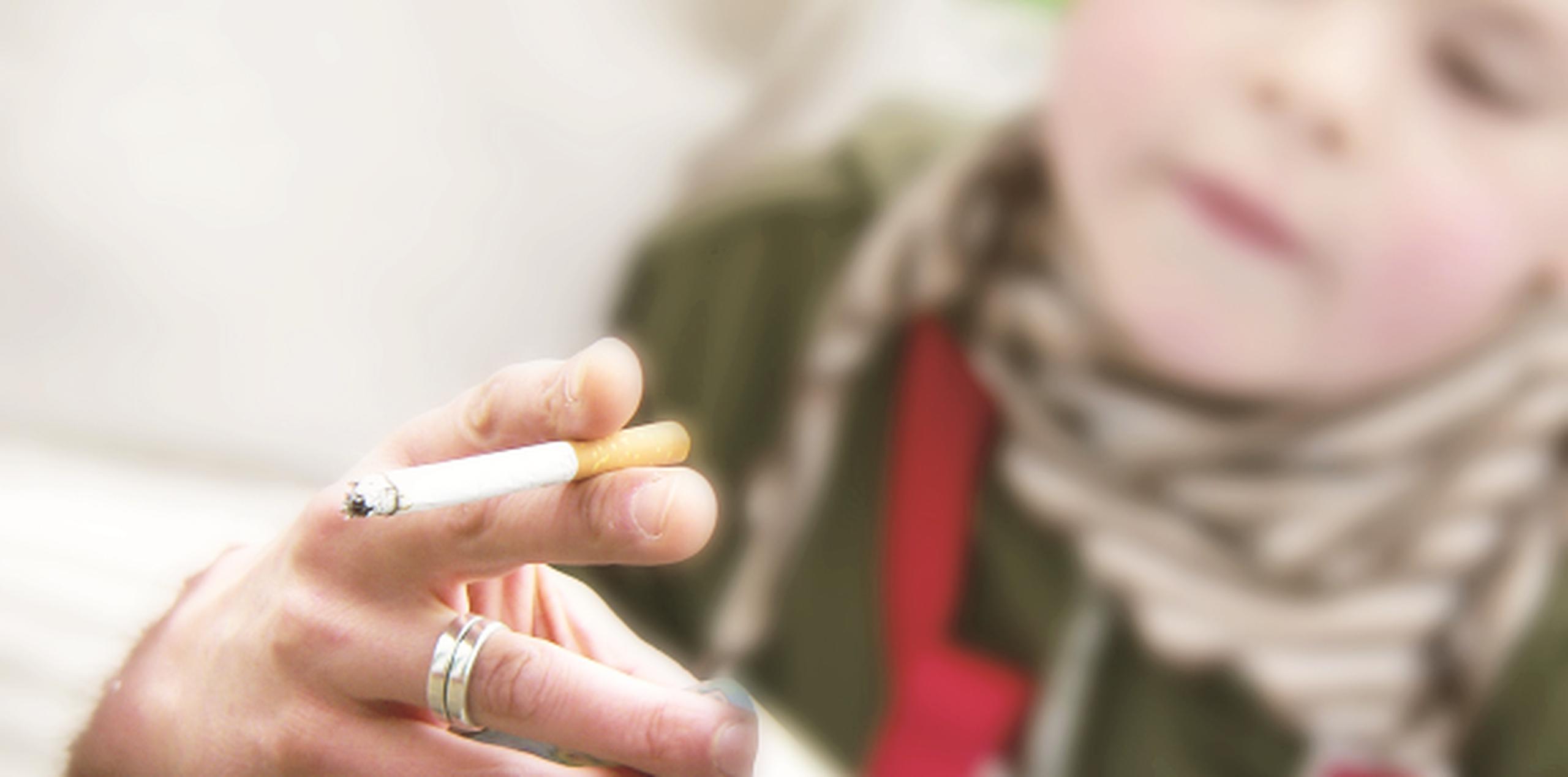 La mayoría de los fumadores empieza el hábito durante la adolescencia. (Archivo)