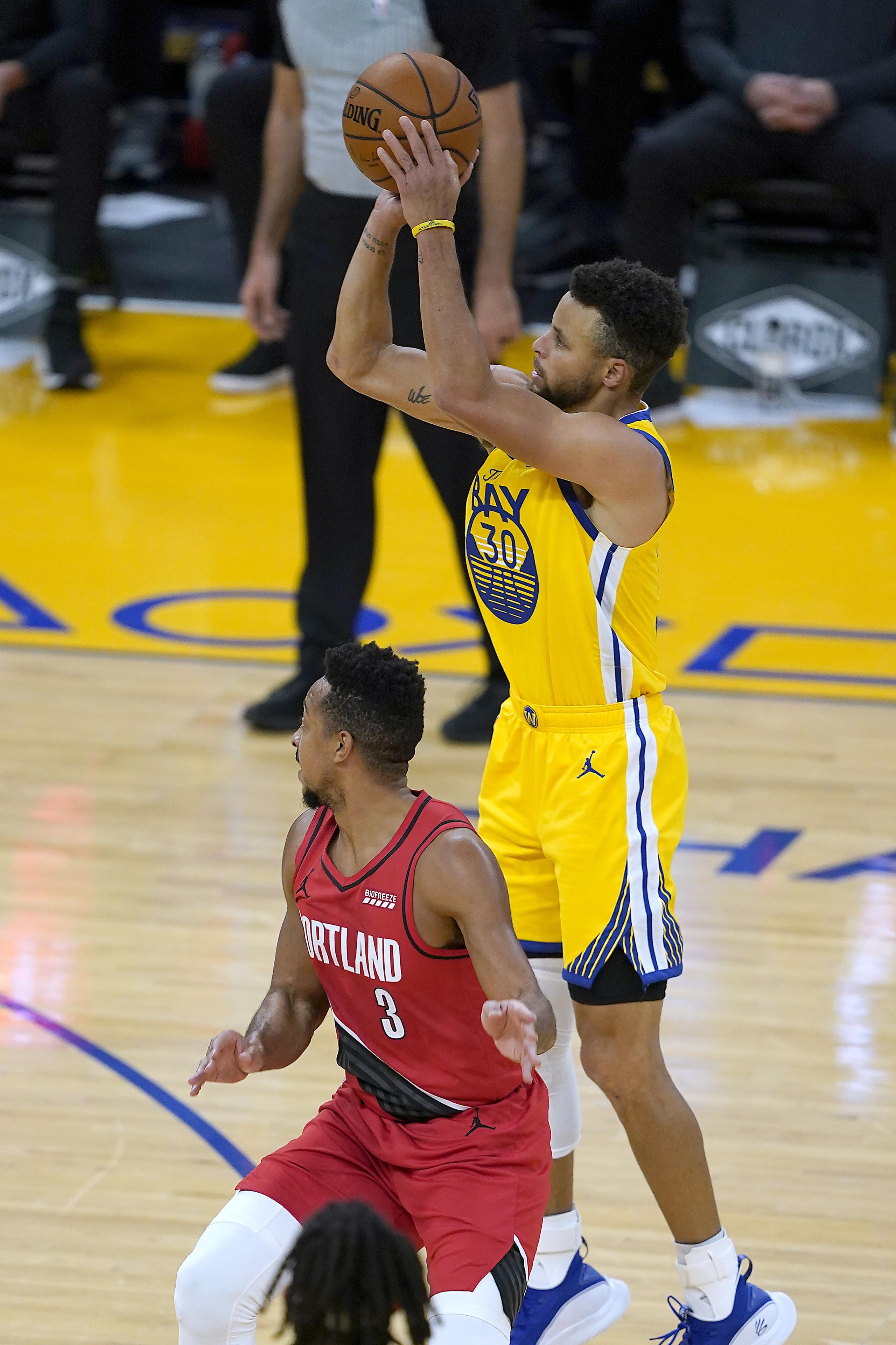 El defensa de los Warriors de Golden State, Stephen Curry (30), se levanta para colar tres de los 62 tantos que acumuló el domingo en el triunfo de su equipo 137-122 sobre los Trail Blazers de Portland.