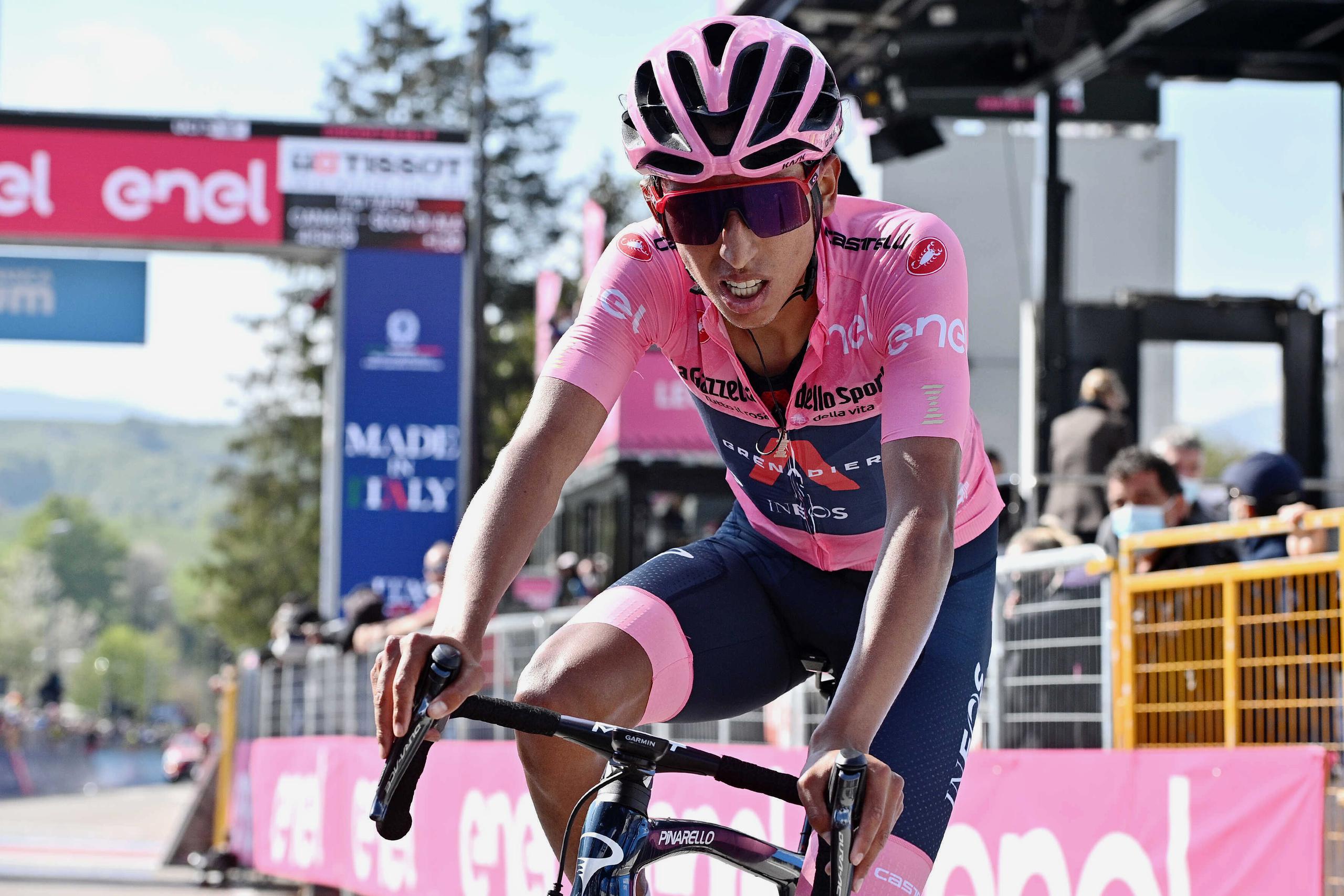 El ciclista colombiano Egan Bernal aparece aquí tras completar la 17ma etapa del Giro de Italia, en Sega Di Ala, el 26 de mayo de 2021.