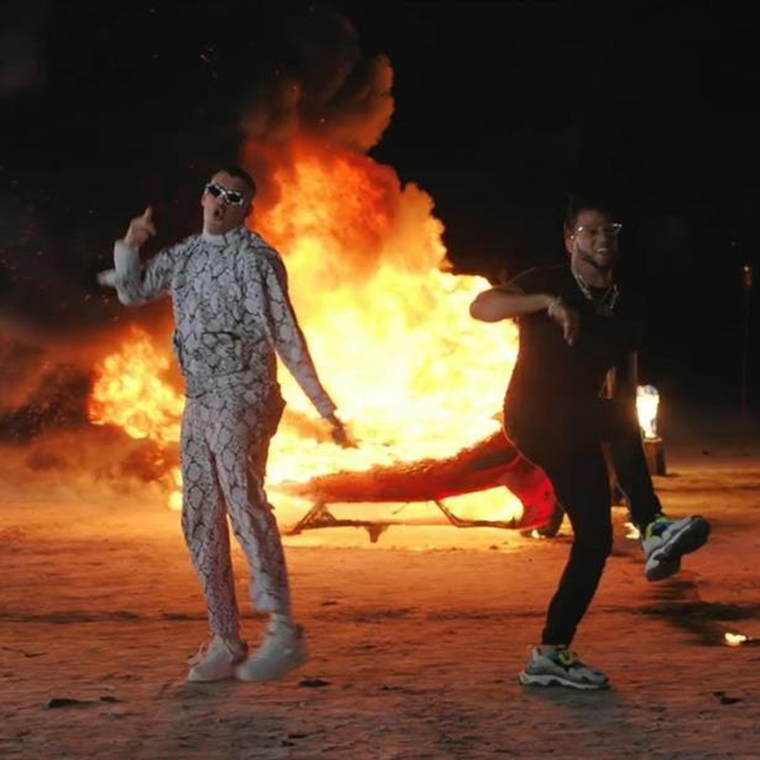 En el vídeo de "La Romana", Bad Bunny y El Alfa cantan y bailan rodeados de llamas. (YouTube / Bad Bunny)