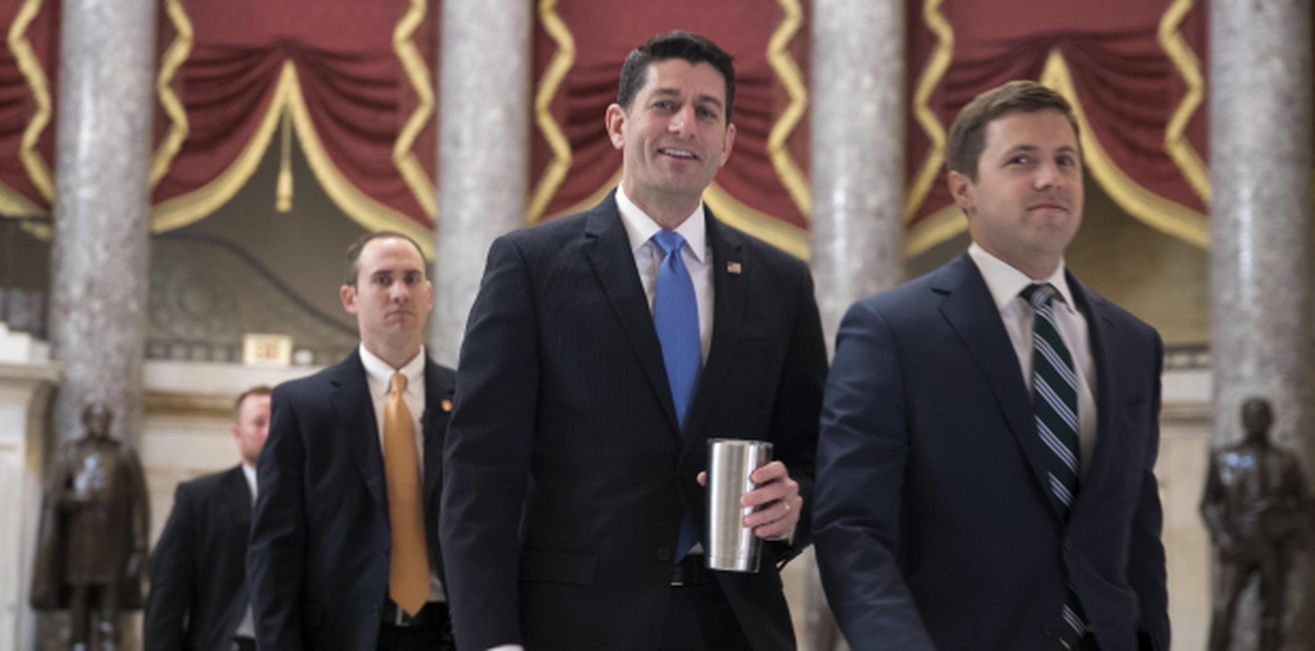 El presidente de la Cámara Baja estadounidense, Paul Ryan, acompañado de miembros de seguridad. (EFE / Shawn Thew)