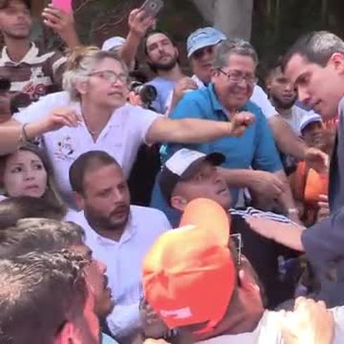 Juan Guaidó se abre paso entre una densa multitud en Venezuela