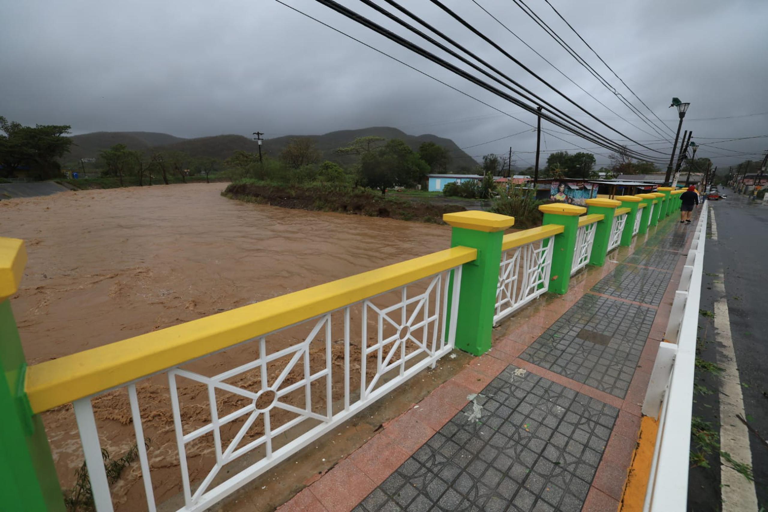 En medio de fuertes ráfagas de viento, personal de la Oficina de Manejo de Emergencias del Municipio de Guánica tuvo que responder a varias situaciones de riesgo que se reportaron.