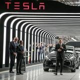 Tesla llama a revisar 40,168 vehículos por problema con la dirección asistida 