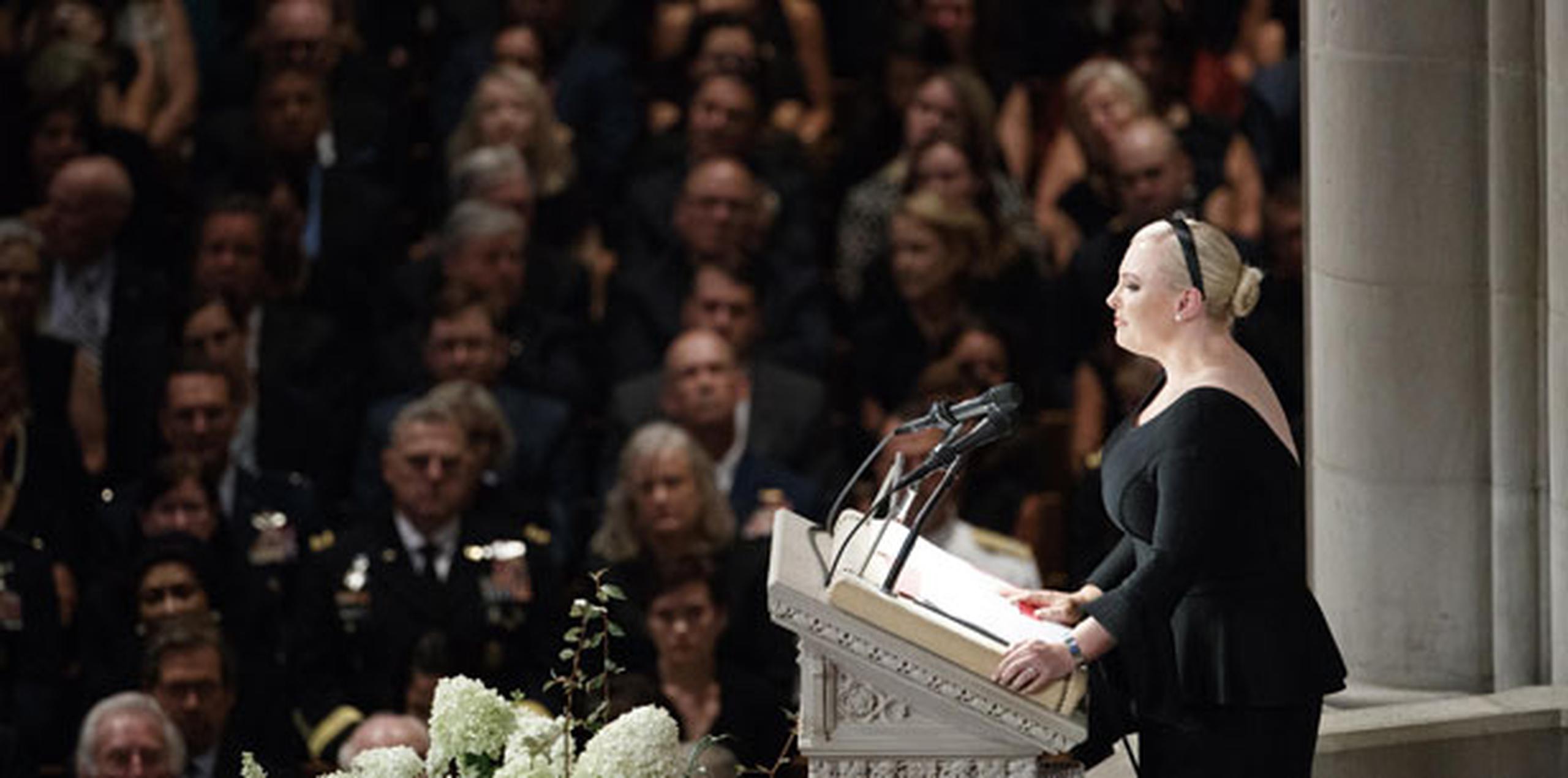 Con su voz, primero ahogándose en lágrimas y luego volviéndose enojada, Meghan McCain dijo que los asistentes a la ceremonia "nos reunimos aquí para lamentar el fallecimiento de un representante de la grandeza estadounidense". (EFE)