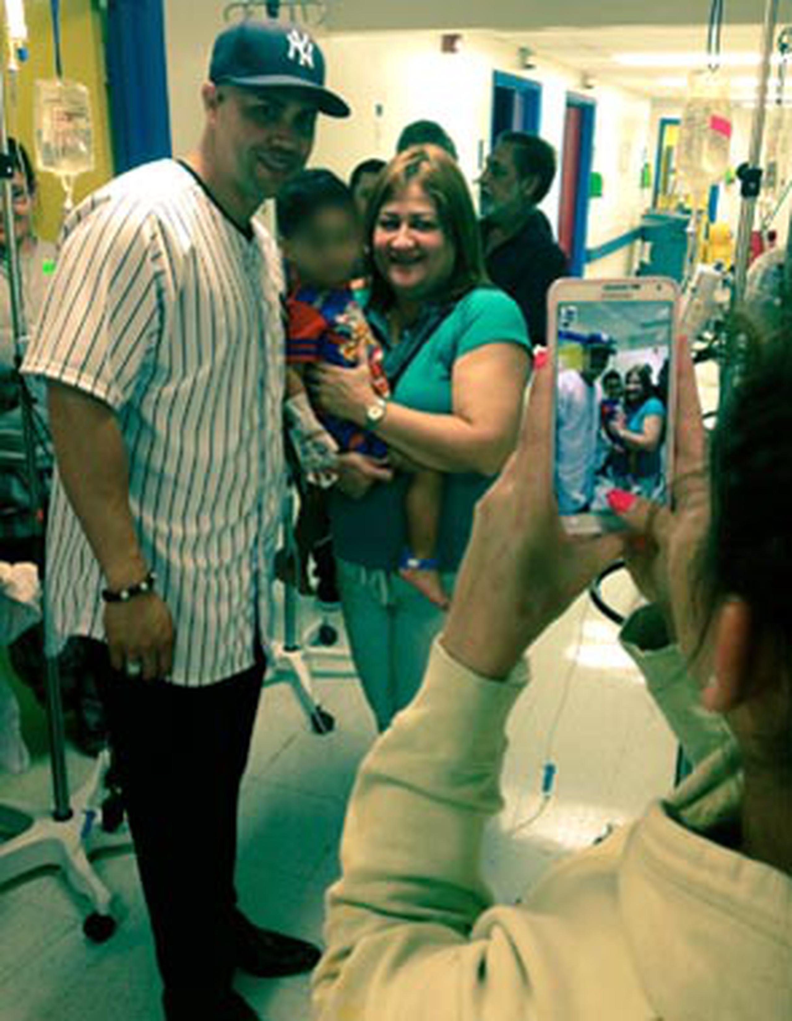 Carlos Beltrán llevó regalos y muchas alegrías a niños en el hospital San Jorge Children's Hospital. (Suministrada)