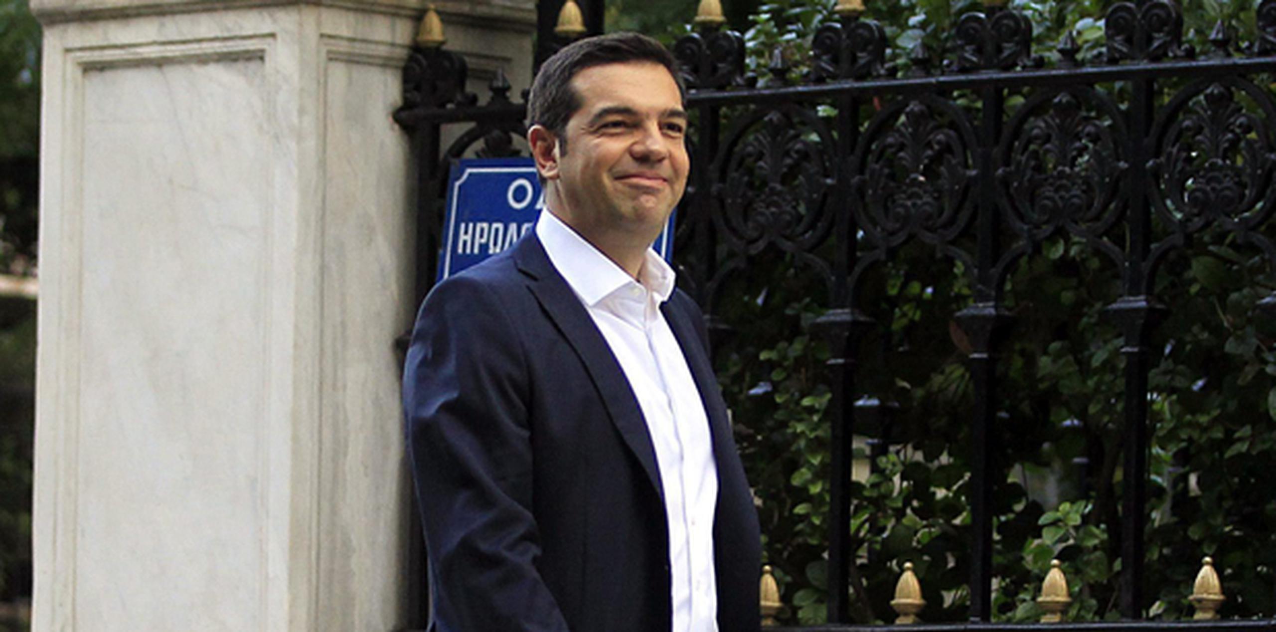 Al igual que hizo el 26 de enero, tras las primeras elecciones en las que ganó Syriza, tampoco hoy Tsipras prestó el juramento religioso, como es tradicional en la política griega, sino solamente civil. (EFE)