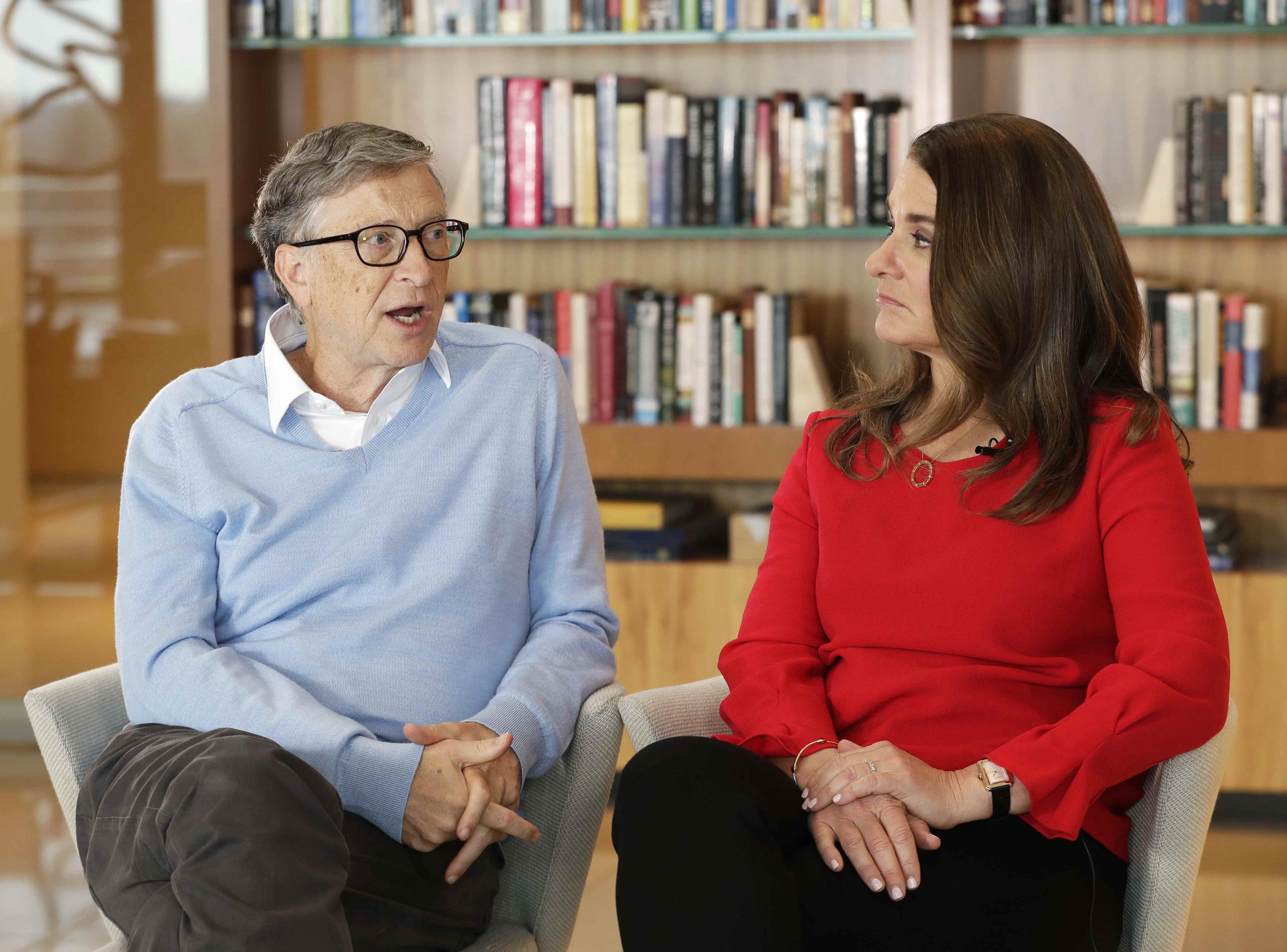 El cofundador de Microsoft, Bill Gates, y su esposa, Melinda, participan en una entrevista con The Associated Press en Kirkland, Washington. (AP)