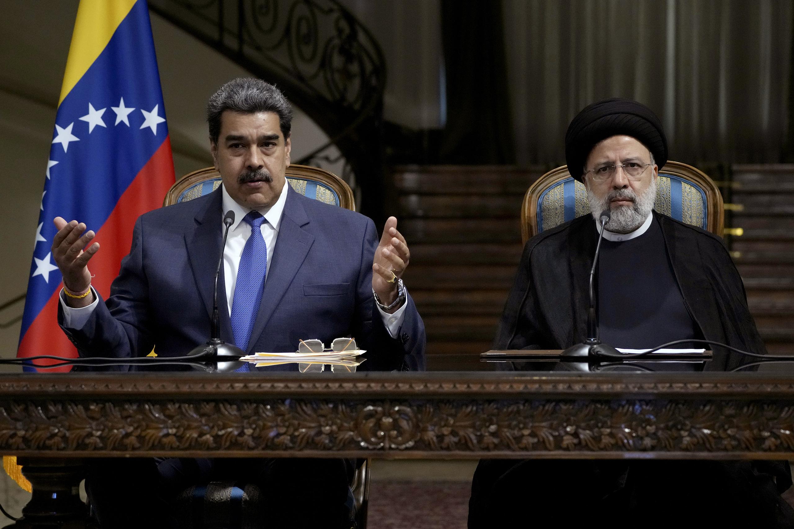 El presidente de Venezuela, Nicolás Maduro, en conferencia de prensa junto al presidente iraní Ebrahim Raisi, en el palacio de Saadabad, en Teherán, Irán, el sábado 11 de junio de 2022. (AP Foto/Vahid Salemi)