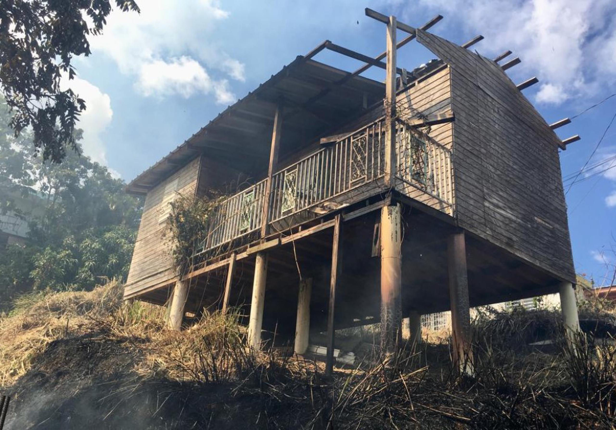 Residencia de madera abandonada que resultó afectada en el incendio registrado en San Germán.