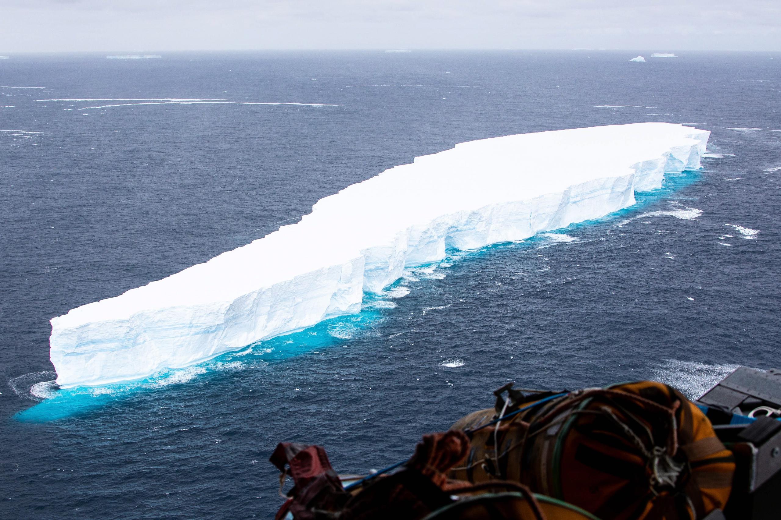 Uno de los icebergs más grandes registrados flotando cerca de la isla de Georgia del Sur, hasta donde ha transitado desde la Antártida.