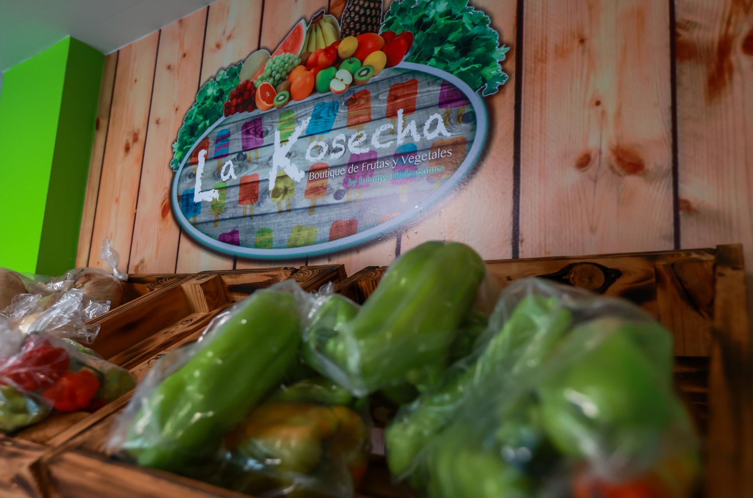 La finca cuenta con un área de venta y cafetería en las que los clientes pueden adquirir una variedad de vegetales.