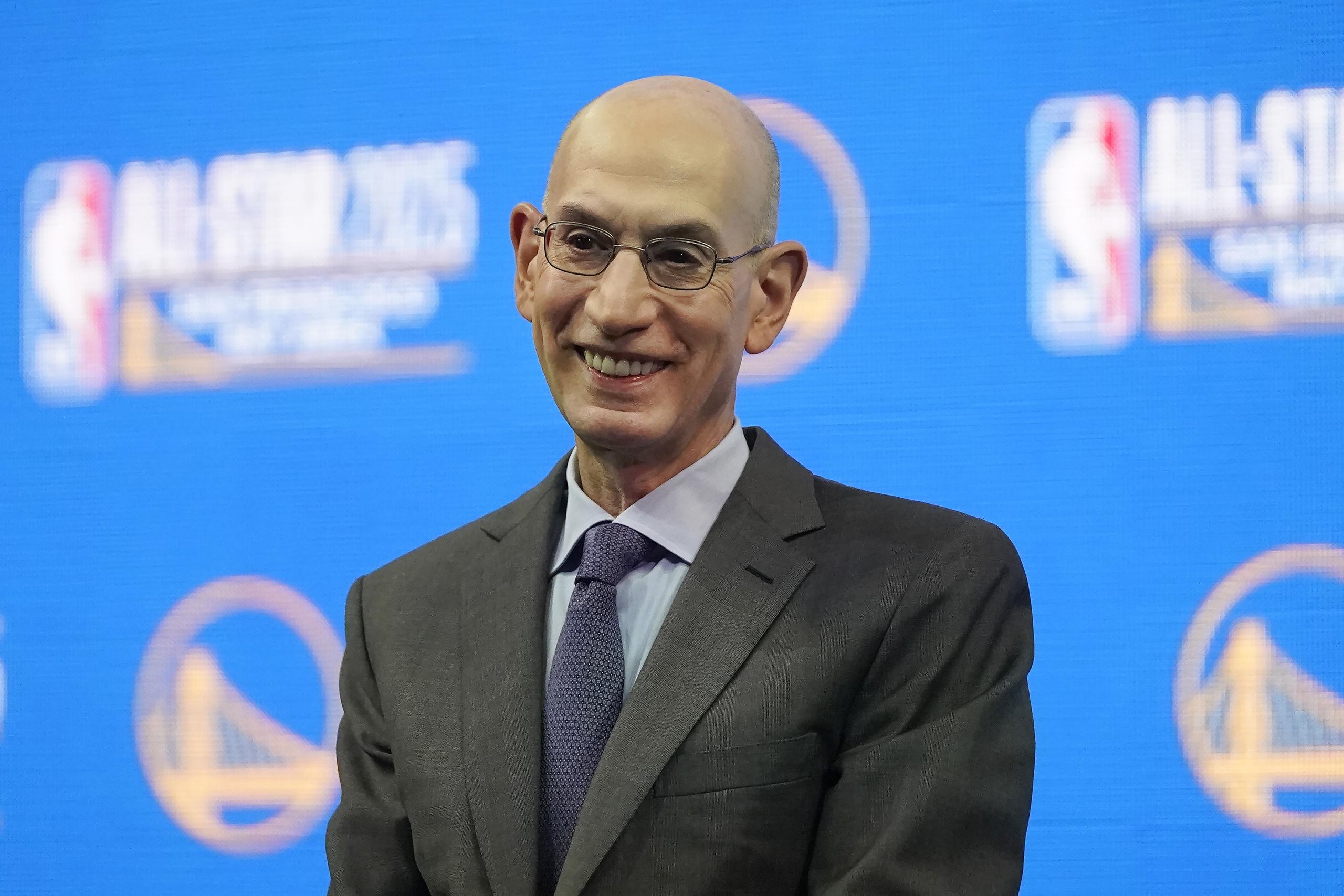 El comisionado de la NBA Adam Silver sonríe durante una conferencia de prensa, el 6 de noviembre de 2023.