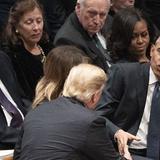 Trump saluda a Obama y no a Hillary Clinton en el funeral de Bush