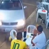 En video: mujer atropelló a su novio mientras él tomaba cerveza con un amigo