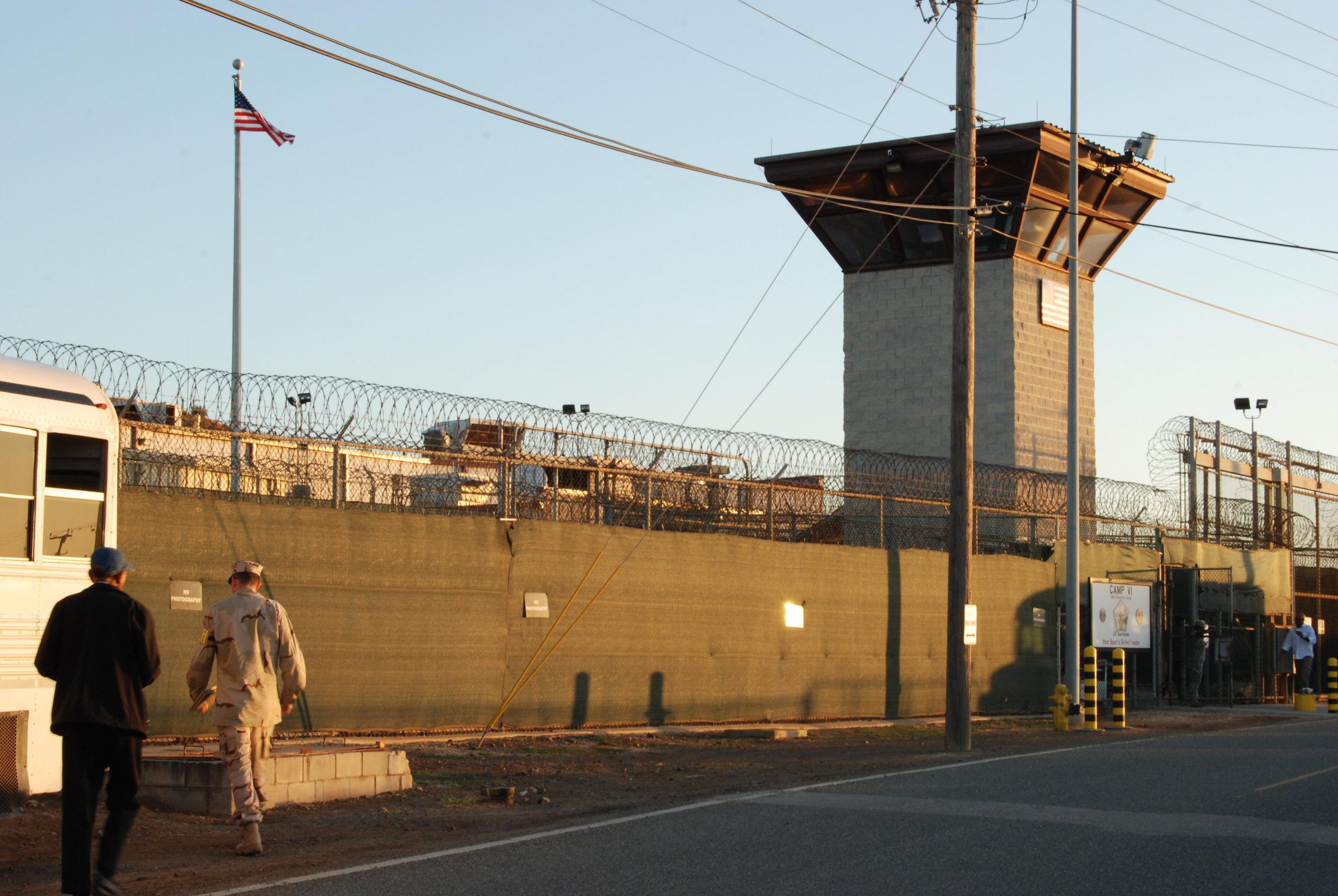 Fotografía de archivo que muestra la entrada al campamento VI de la Base Naval de Guantánamo. EFE/Jairo A. Mejía
