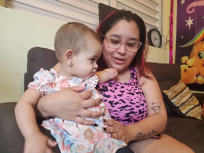 Amaia Victorian, junto a su mamá Nicole Ojeda Rosado, se recupera tras un diagnóstico de  neuroblastoma que puso en peligro su vida y obligó a los médicos a amputarle el brazo izquierdo.