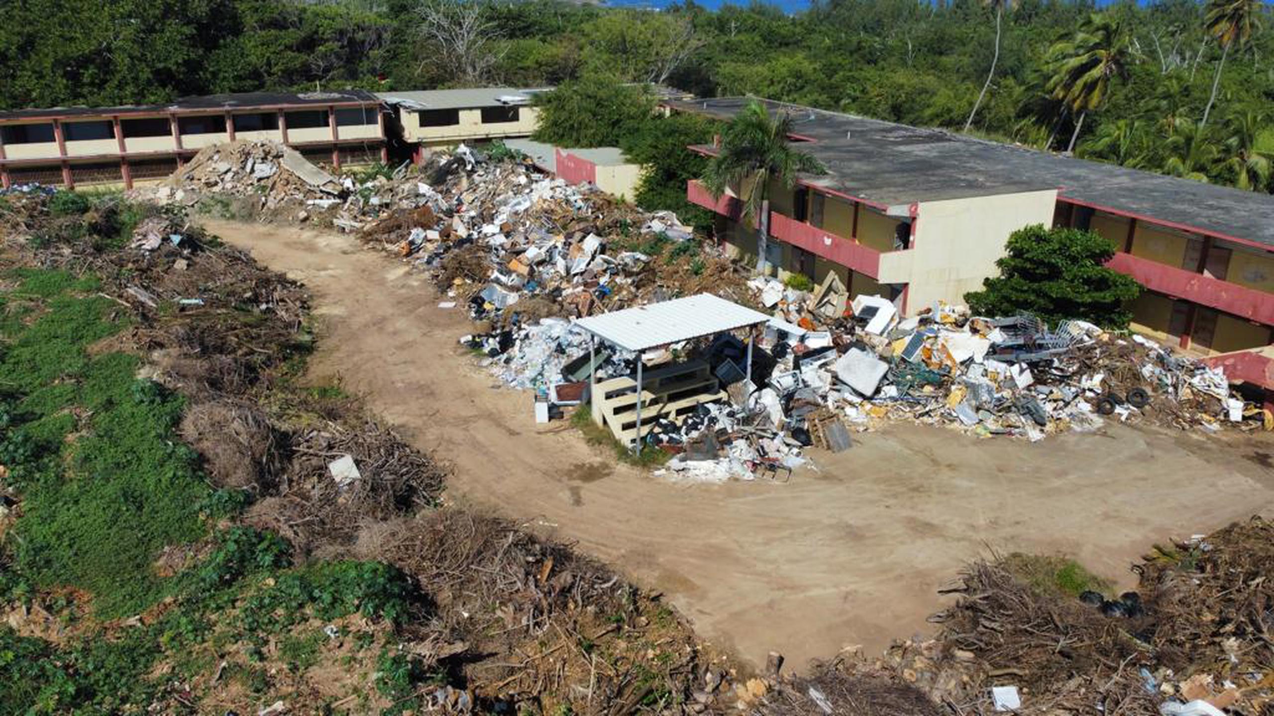 Así se encuentran los predios de la escuela Pablo Ávila de Camuy, luego de que el municipio colocara allí la basura que se produjo tras el paso del huracán Fiona.