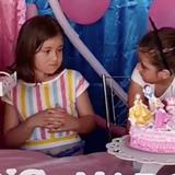 La historia detrás del vídeo de la nena que sopló la vela de cumpleaños de su hermana