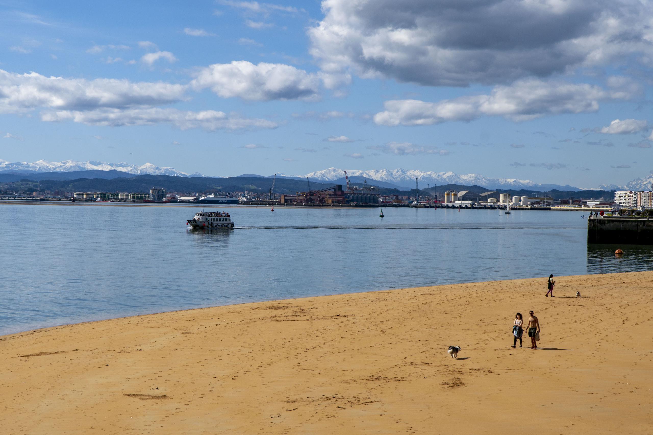 Unas personas disfrutan de este jueves soleado en Santander. EFE/Román G. Aguilera
