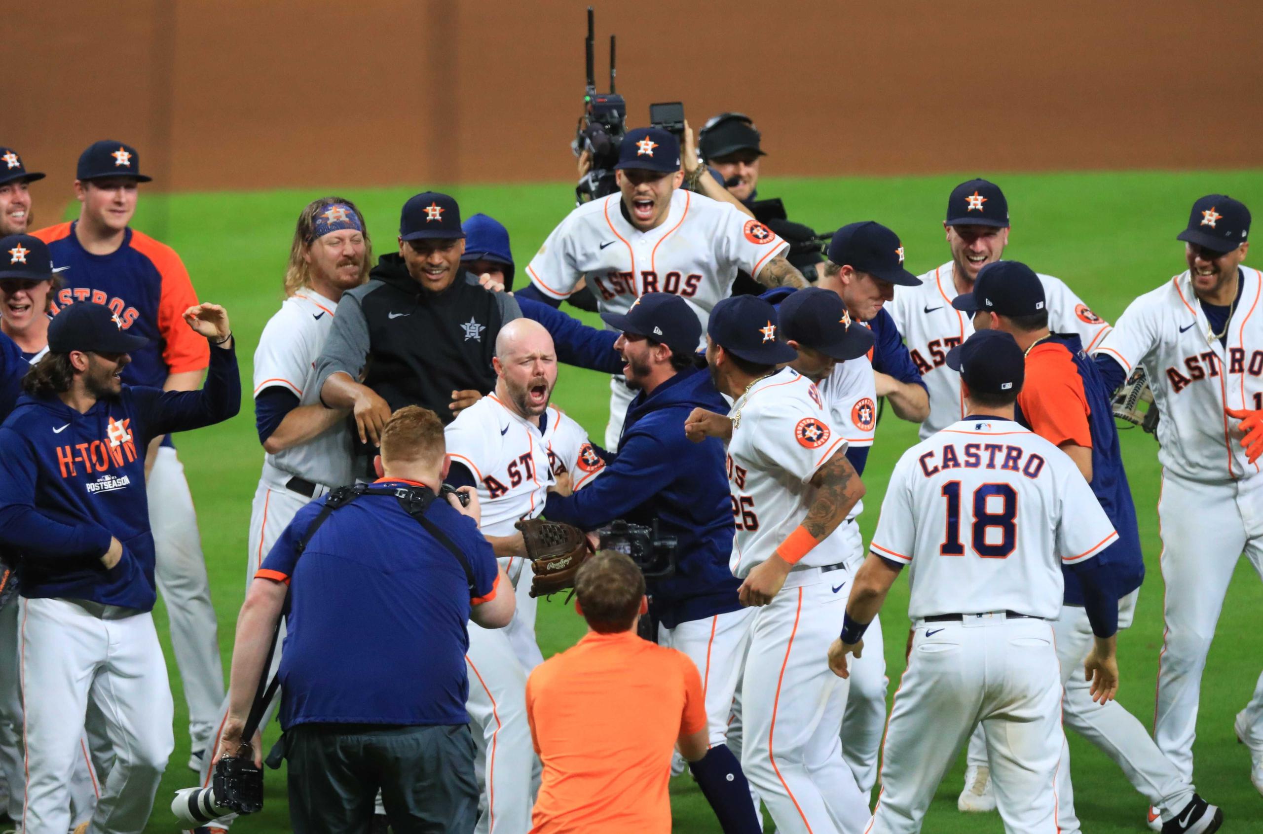 Los Astros de Houston celebran su victoria, la que los lleva a la Serie Mundial.